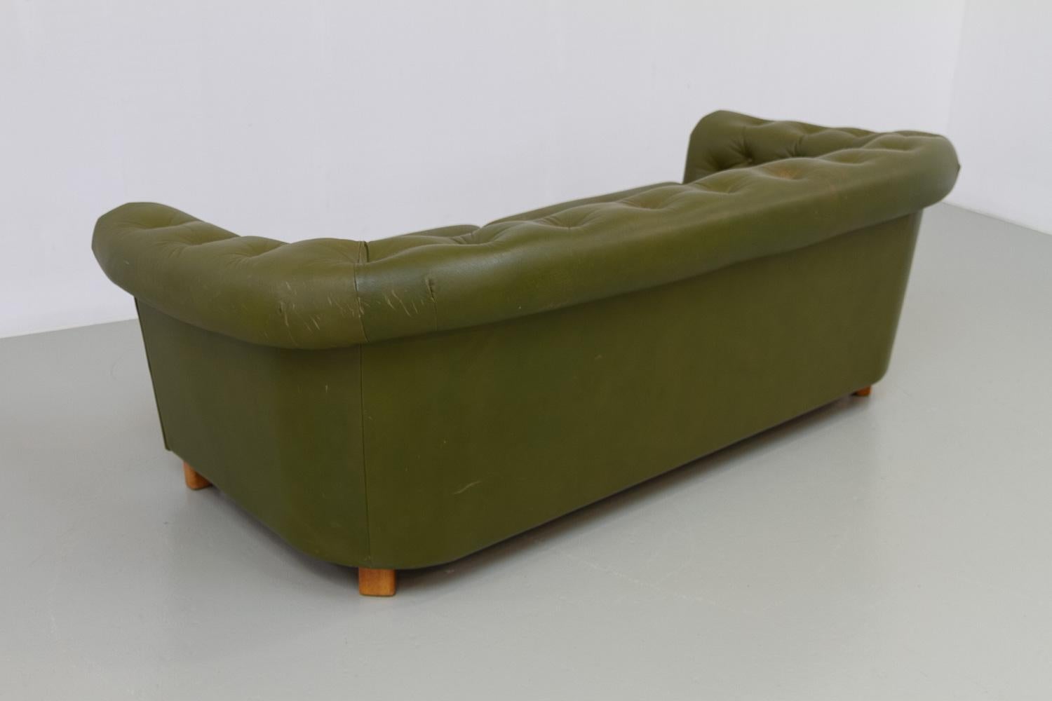 Sofa Chesterfield suédois vintage en cuir vert, années 1970 en vente 4