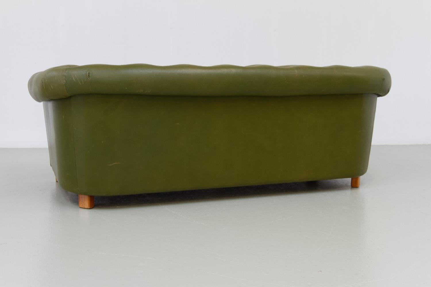 Sofa Chesterfield suédois vintage en cuir vert, années 1970 en vente 5