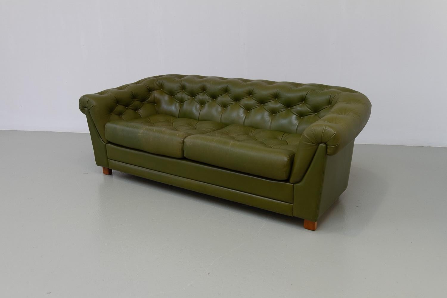Sofa Chesterfield suédois vintage en cuir vert, années 1970 en vente 8