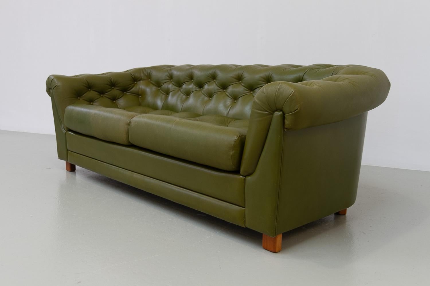 Sofa Chesterfield suédois vintage en cuir vert, années 1970 en vente 9