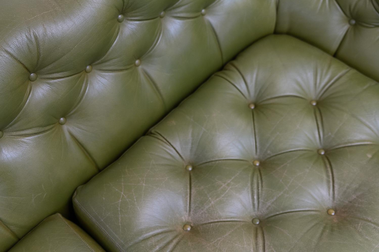 Sofa Chesterfield suédois vintage en cuir vert, années 1970 en vente 10