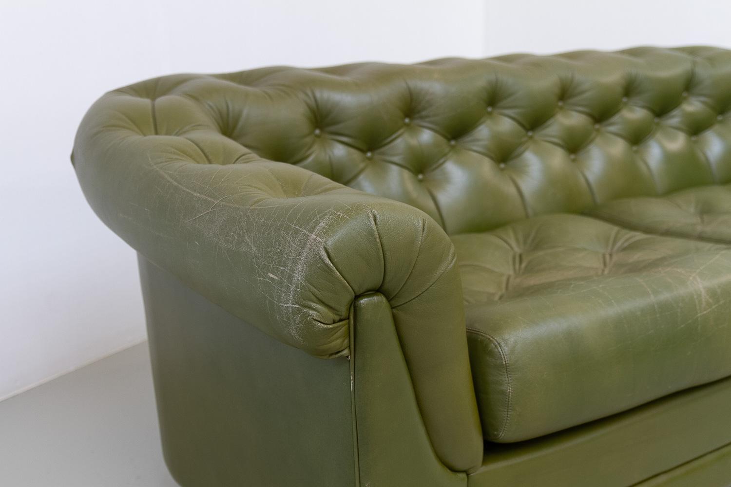 Sofa Chesterfield suédois vintage en cuir vert, années 1970 en vente 11