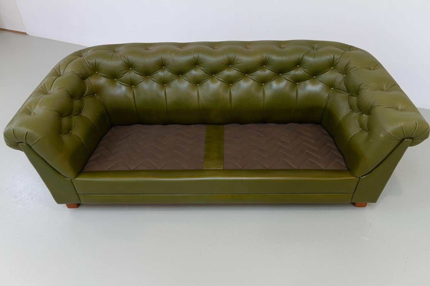 Sofa Chesterfield suédois vintage en cuir vert, années 1970 en vente 12