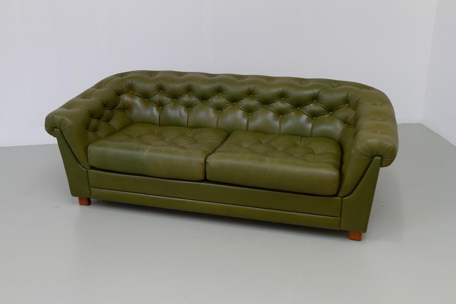 Sofa Chesterfield suédois vintage en cuir vert, années 1970 en vente 14