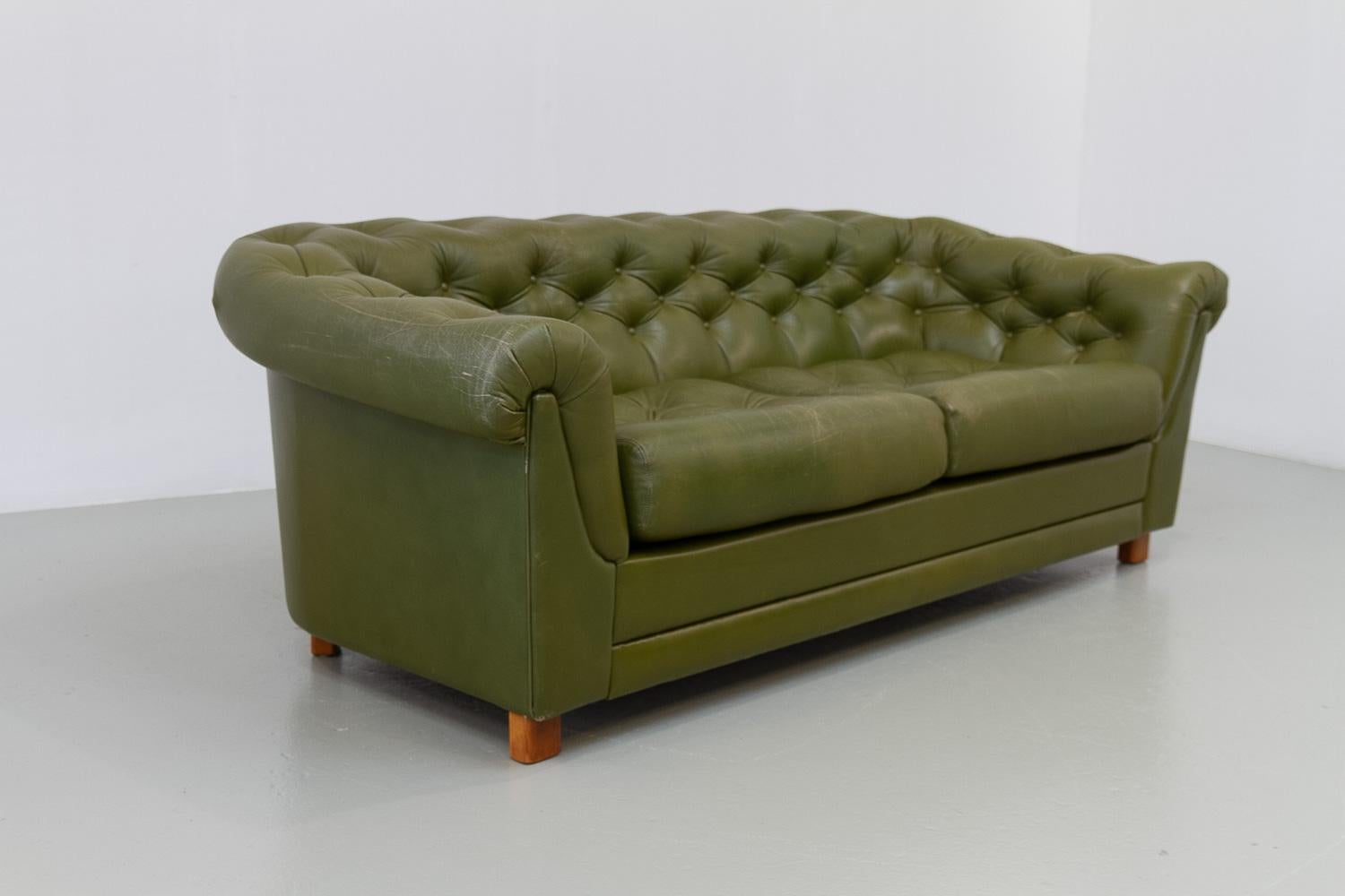 Suédois Sofa Chesterfield suédois vintage en cuir vert, années 1970 en vente