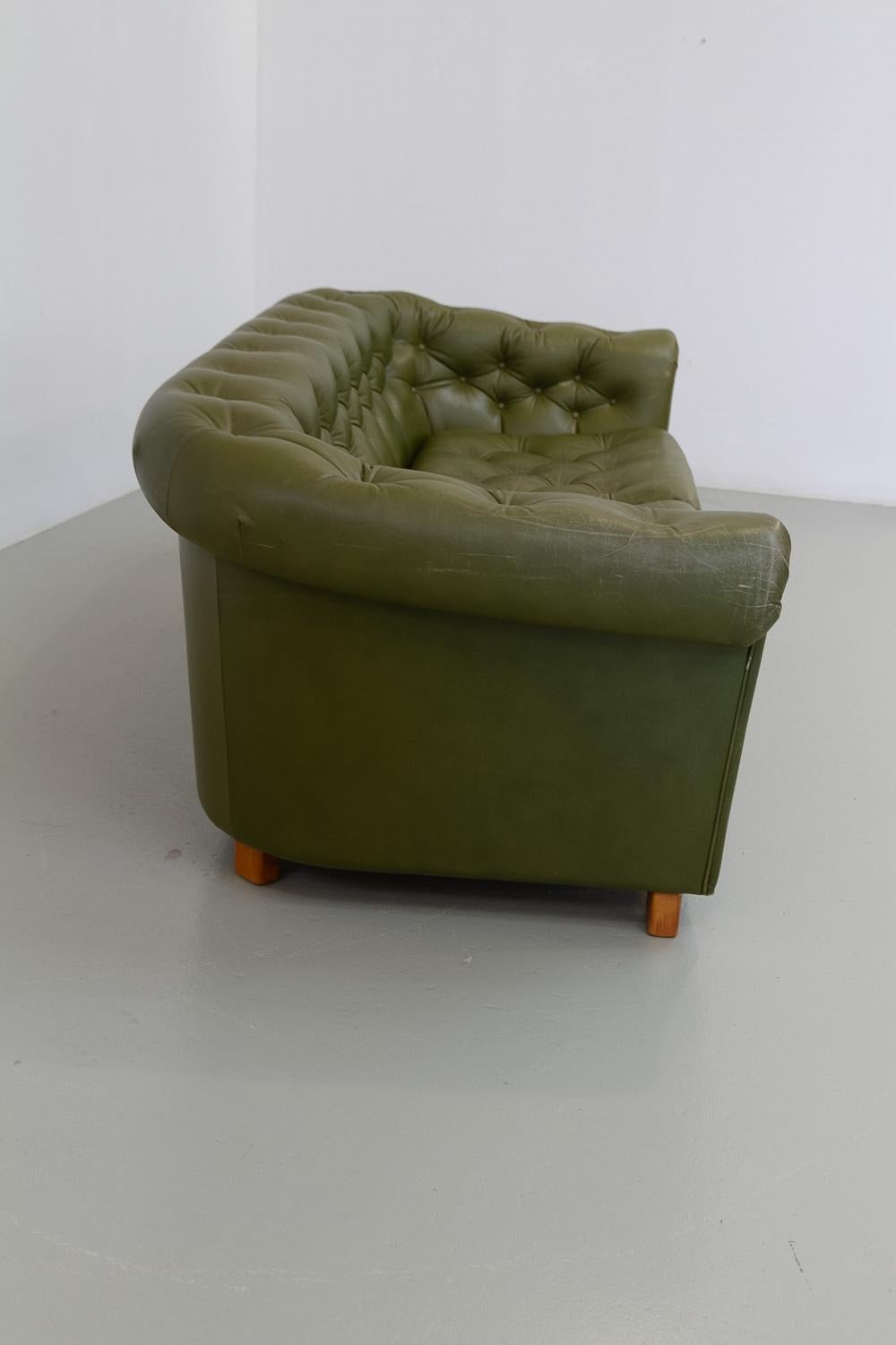 Sofa Chesterfield suédois vintage en cuir vert, années 1970 Bon état - En vente à Asaa, DK