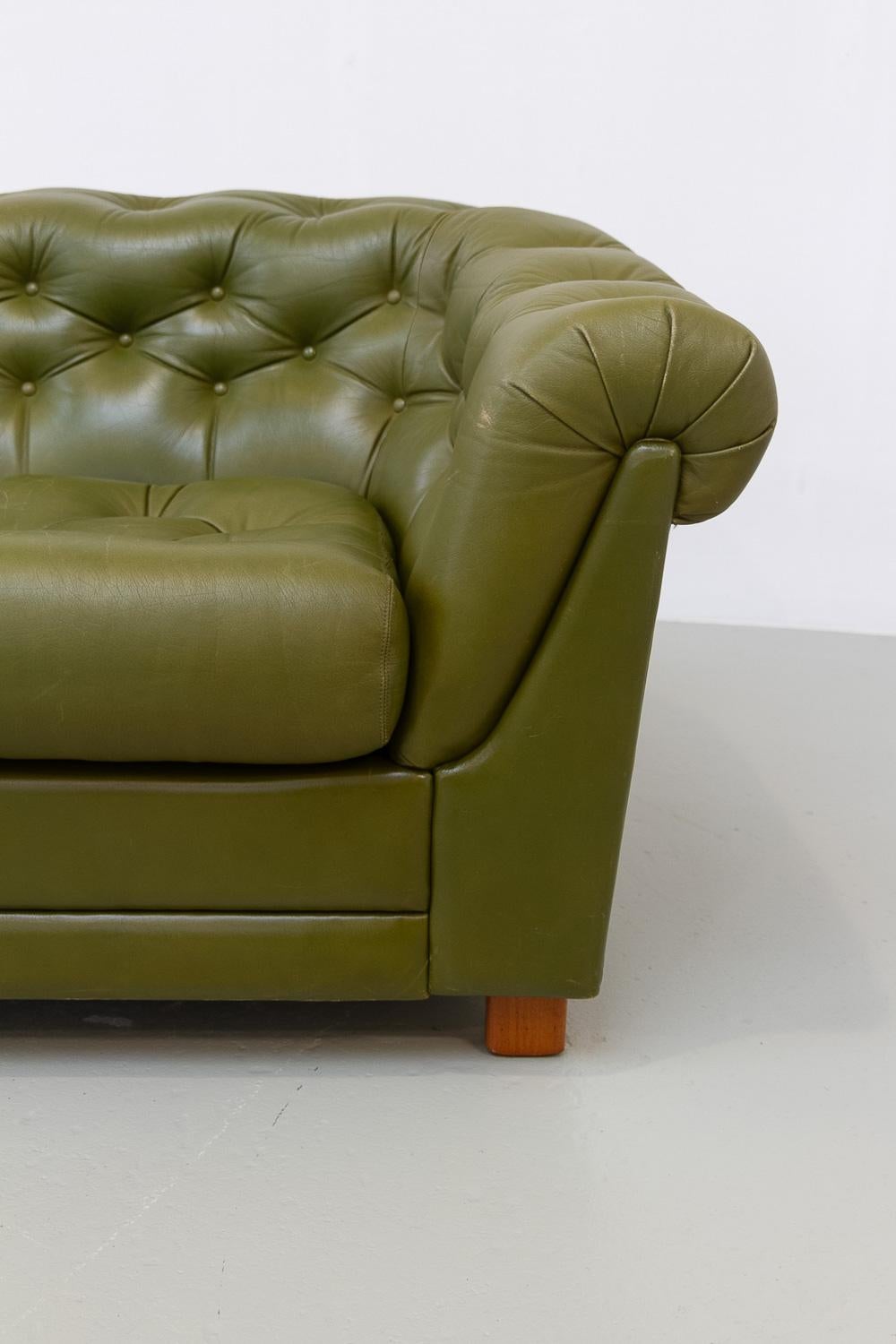 Sofa Chesterfield suédois vintage en cuir vert, années 1970 en vente 1