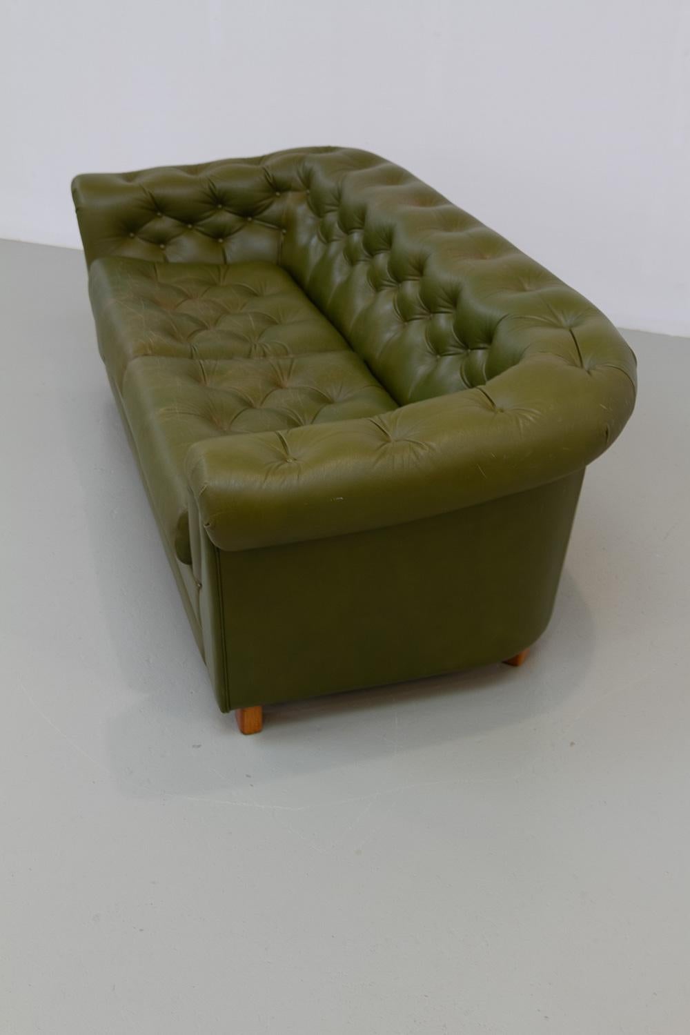 Sofa Chesterfield suédois vintage en cuir vert, années 1970 en vente 2