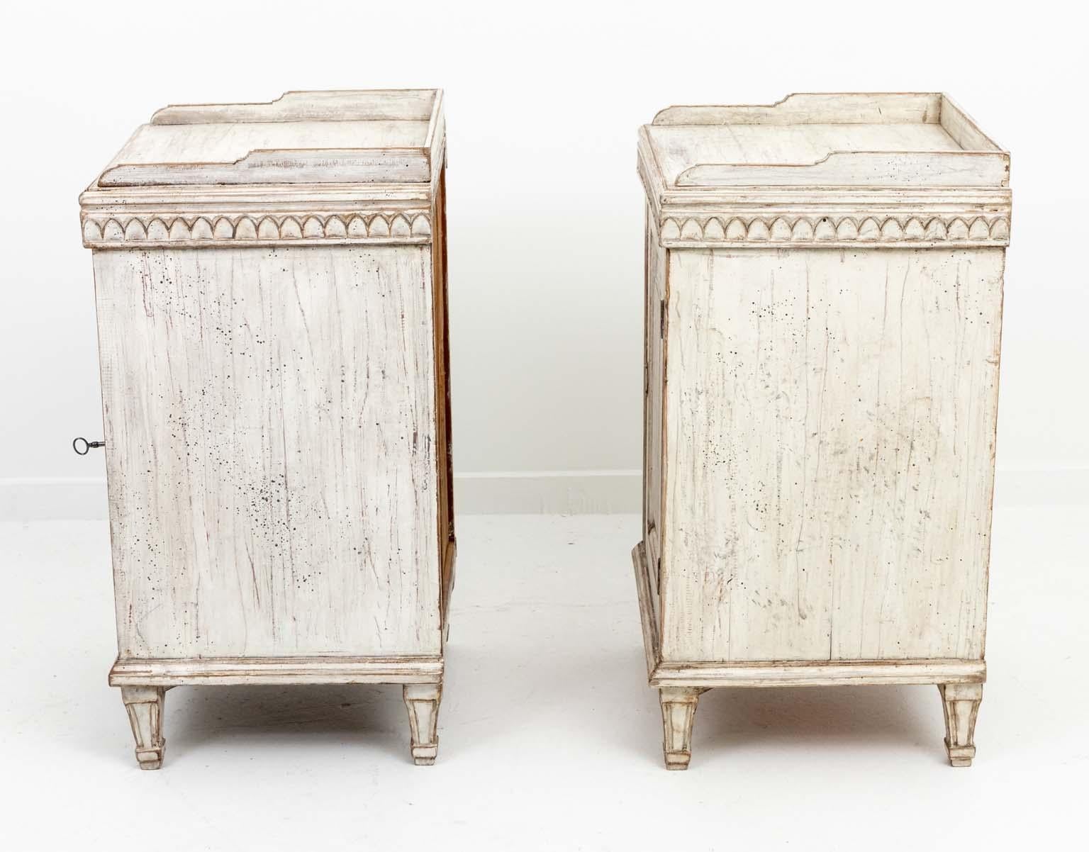 Vintage Swedish Gustavian Style White Washed Cabinet Bed Side Tables In Good Condition For Sale In Stamford, CT