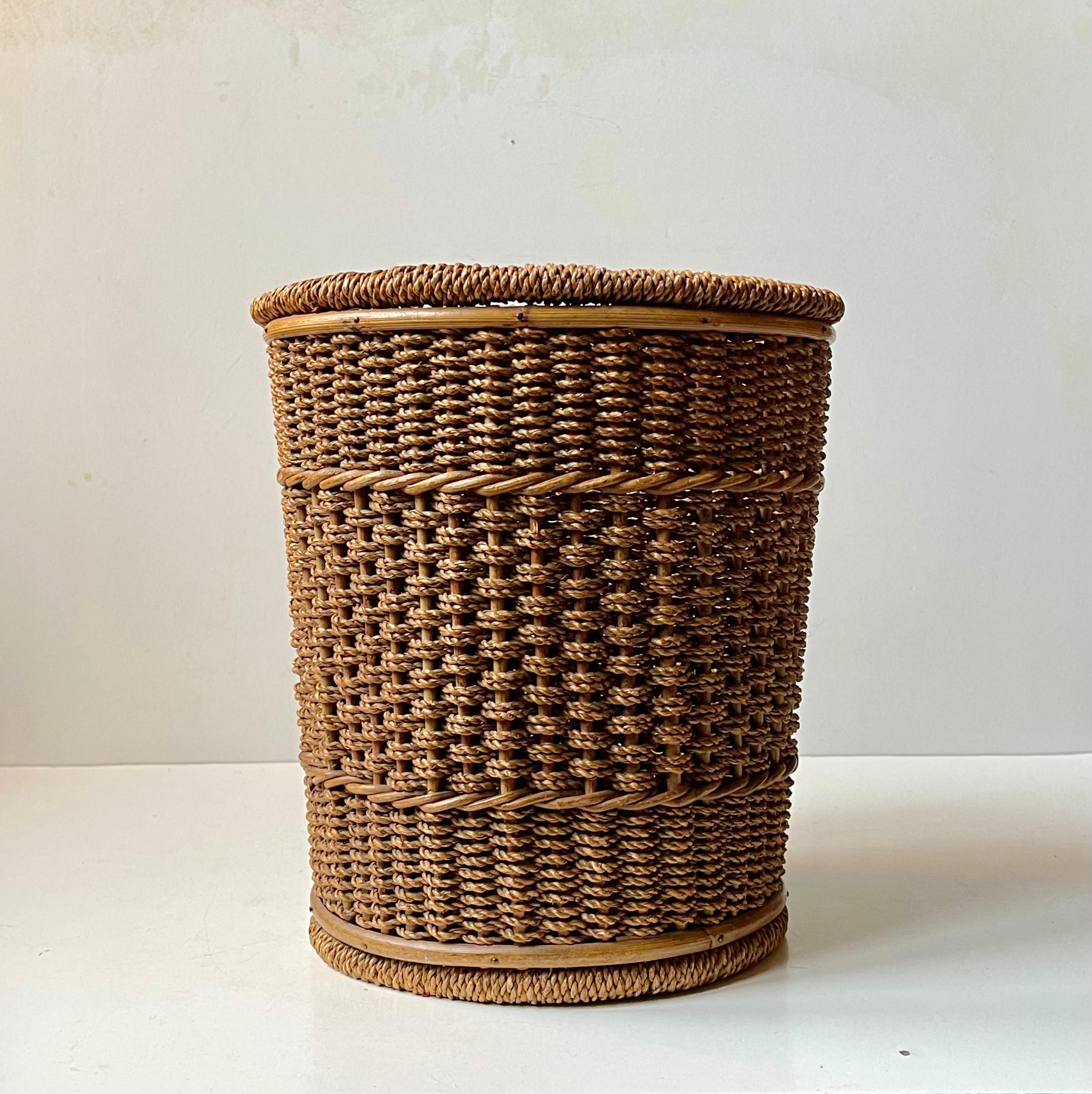 A rare surviver from the 1960s in the shape of this well-kept and intact paper waste - lidder bin in woven paper yarn and willow. Artisan made in Sweden circa 1960-70. A good size. Not too big and not too small. Perfect for raw, natural, organic
