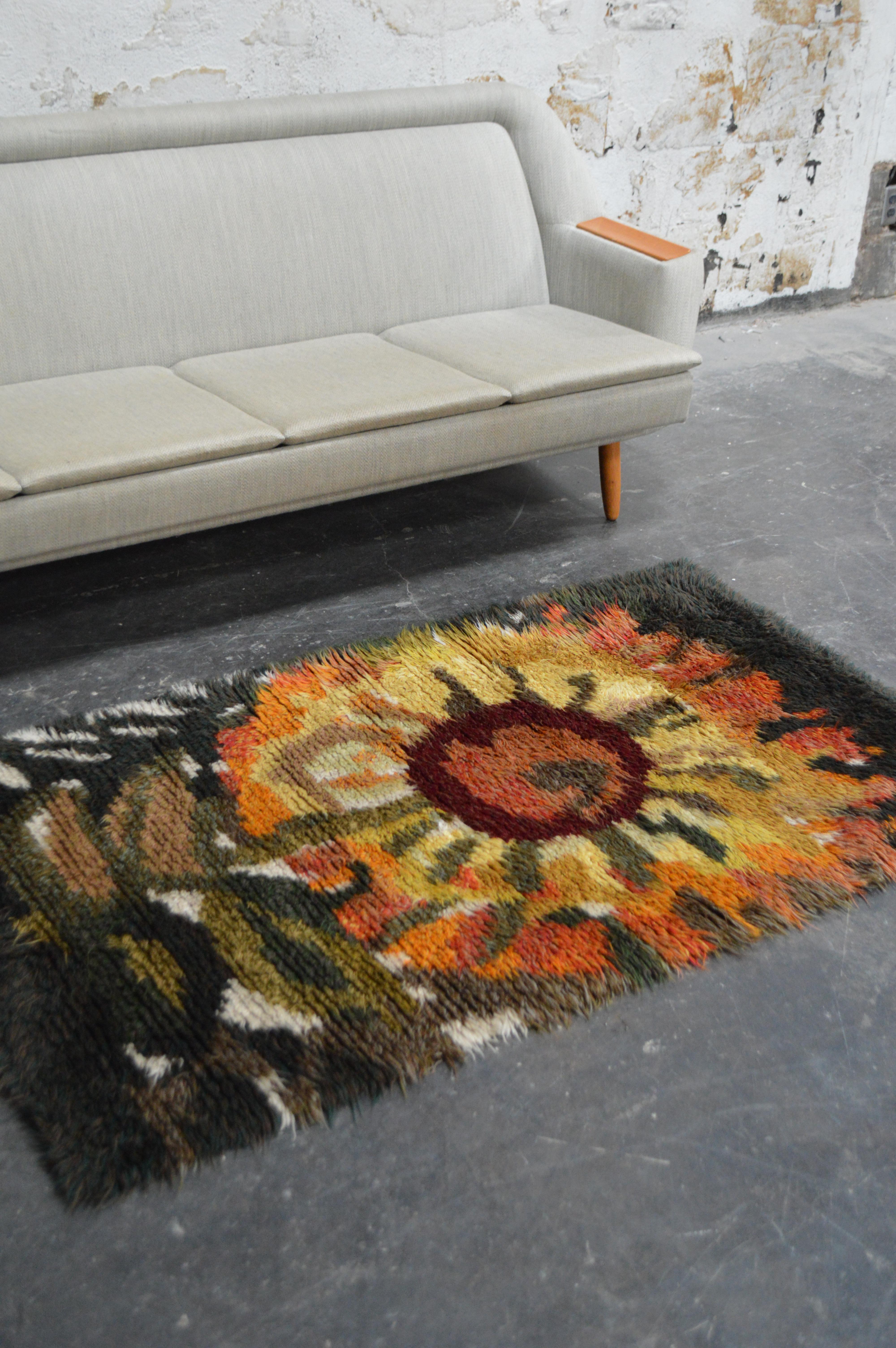 Scandinave moderne Tapis Rya à poils longs vintage suédois fait à la main Tournesol en vente