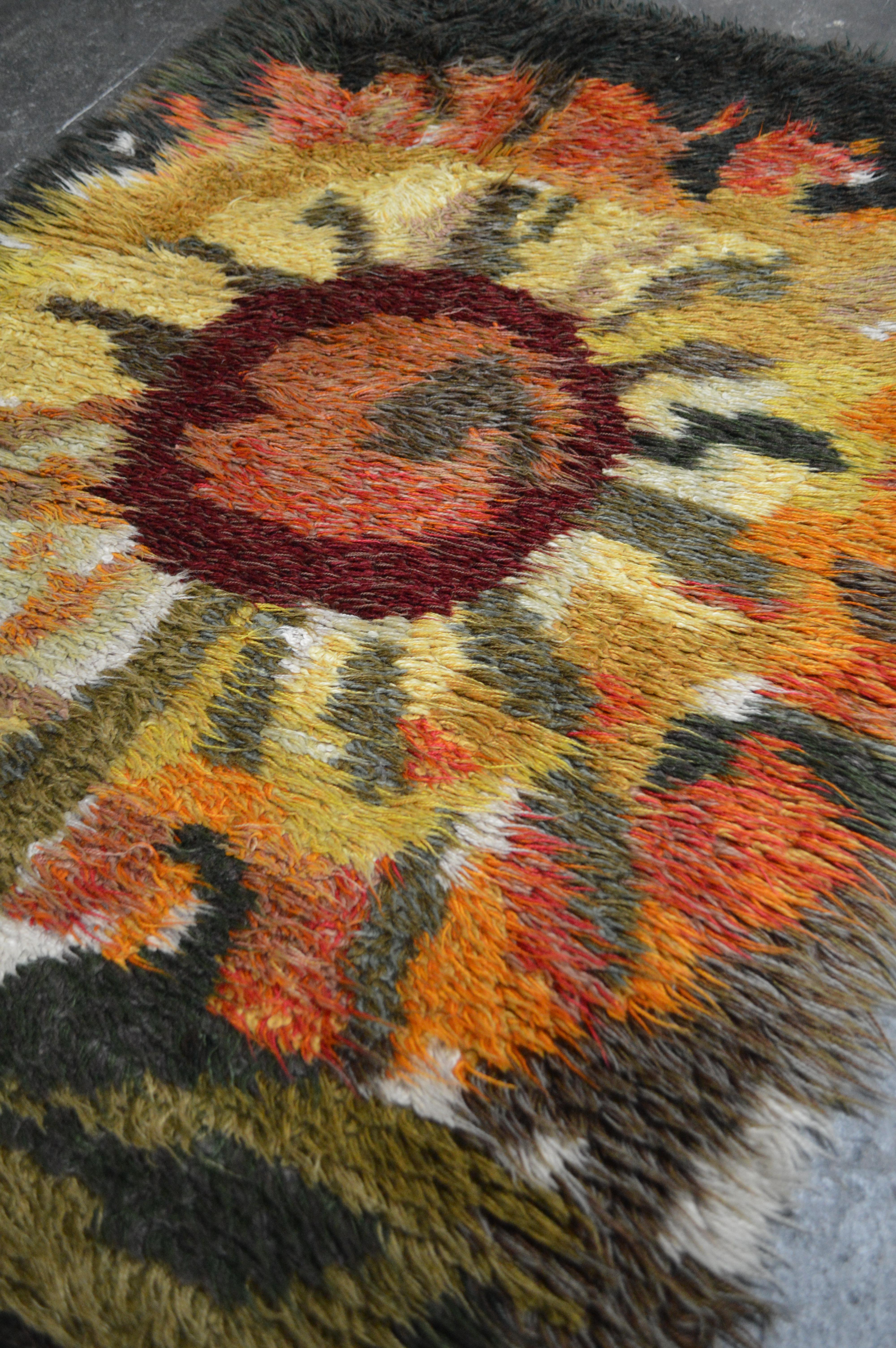 Schwedischer handgefertigter Sonnenblumen Rya Shag Teppich, Vintage (Garn) im Angebot