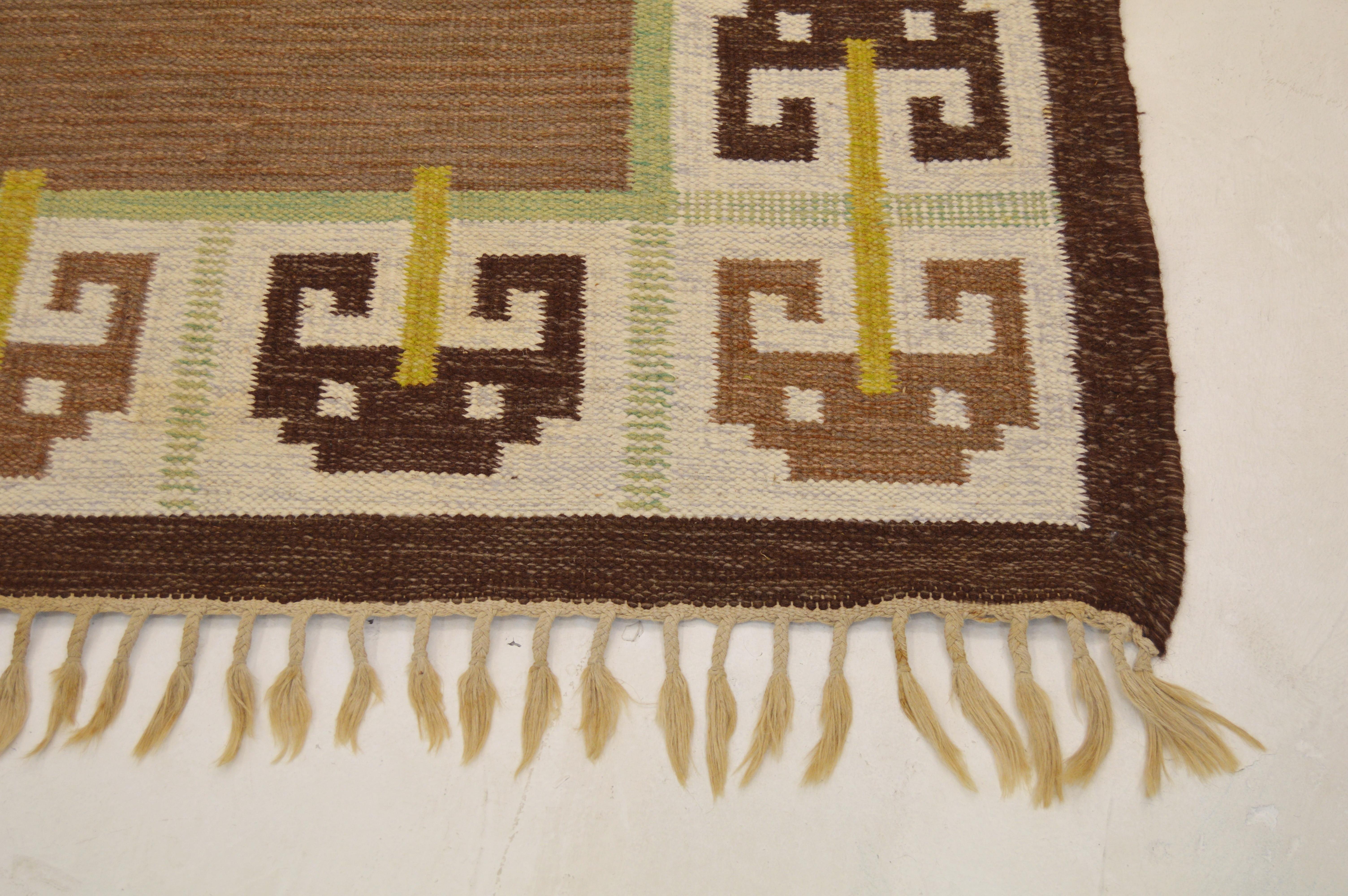 A Scandinavian modern Rollakan flat-woven carpet.
Made in Sweden during the 1950- 1960s, midcentury period by unknown designer.

Handwoven wool. Different shades of light brown is the dominant color and it features a nice geometric pattern with