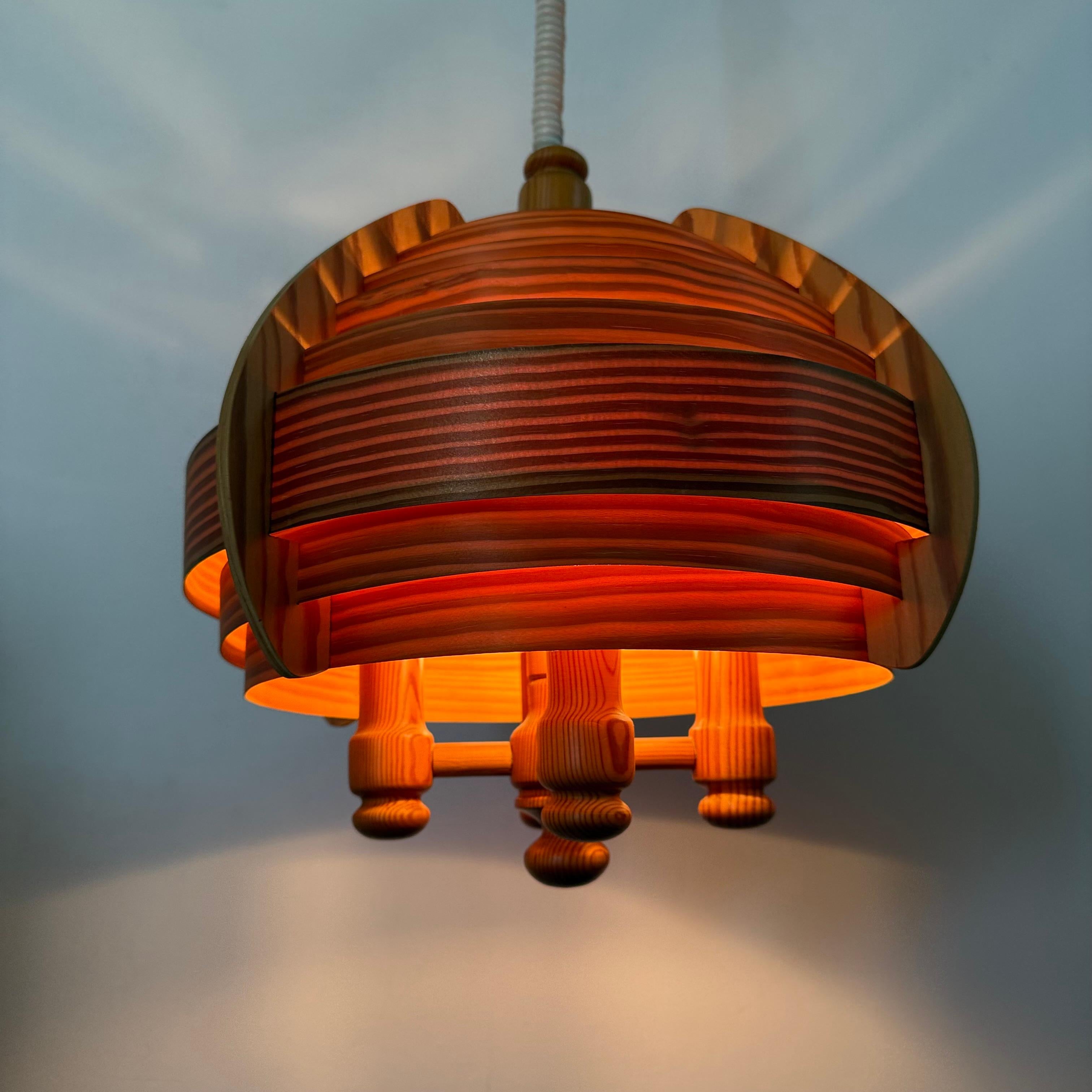Vintage swedish Hans Agne Jackobsson lamella hanging lamp , 1970s en Bueno estado para la venta en Delft, NL