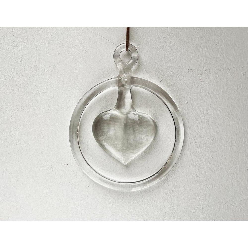 Decorazione svedese d'epoca per finestra a cuore in vetro di Bertil Vallien per Kosta Boda, anni '70, in ottime condizioni. Progettato dal 1970 al 1979 prove ufficiali di autenticità come cataloghi d'epoca, dischi di design.
 
Informazioni