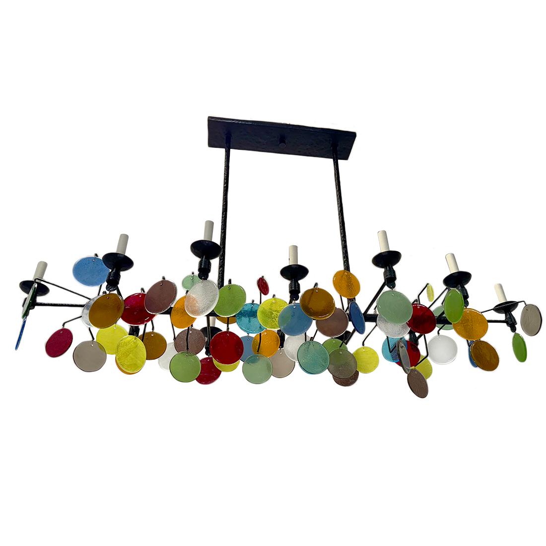 Un luminaire horizontal en fer martelé des années 1960 avec des pendentifs en verre. 12 lampes candélabres.

Mesures :
Chute : 39