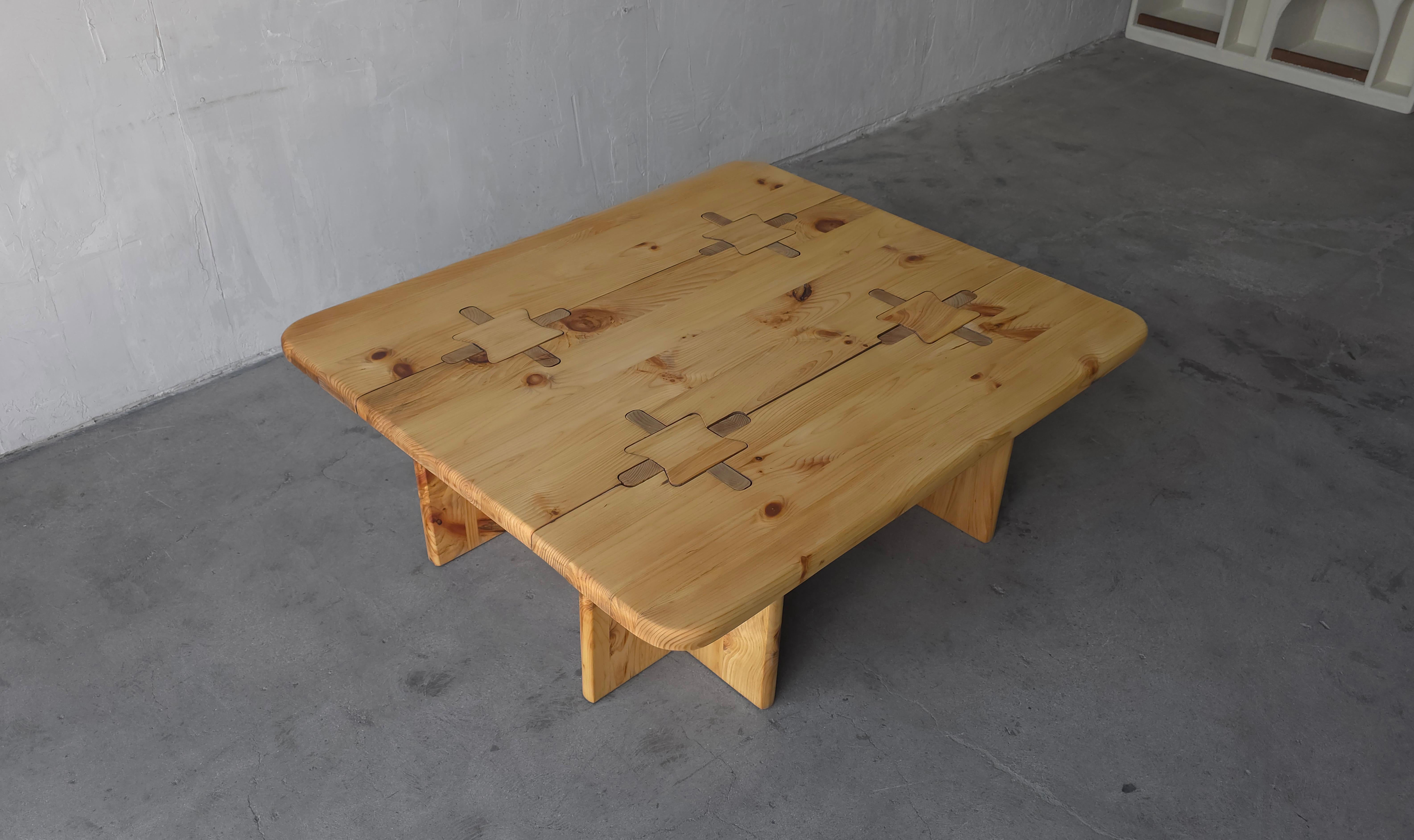 Table basse en pin suédois vintage, fabriquée à la main, composée de 23 pièces sculptées avec précision, s'emboîtant les unes dans les autres comme un puzzle géant en pin.  Une table unique en son genre.  Une belle pièce de conversation pour