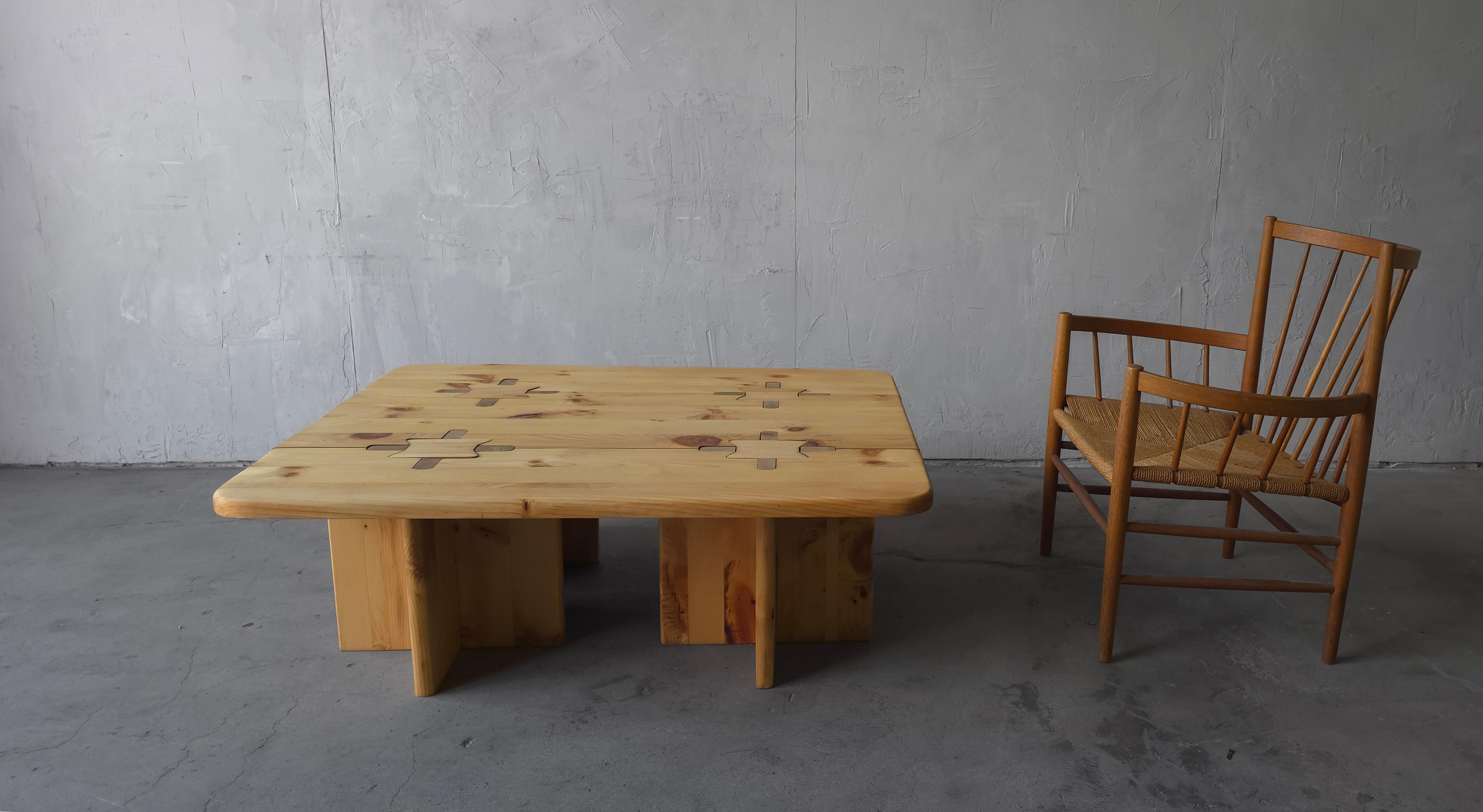 Minimaliste Table basse suédoise vintage en pin imbriqué en vente
