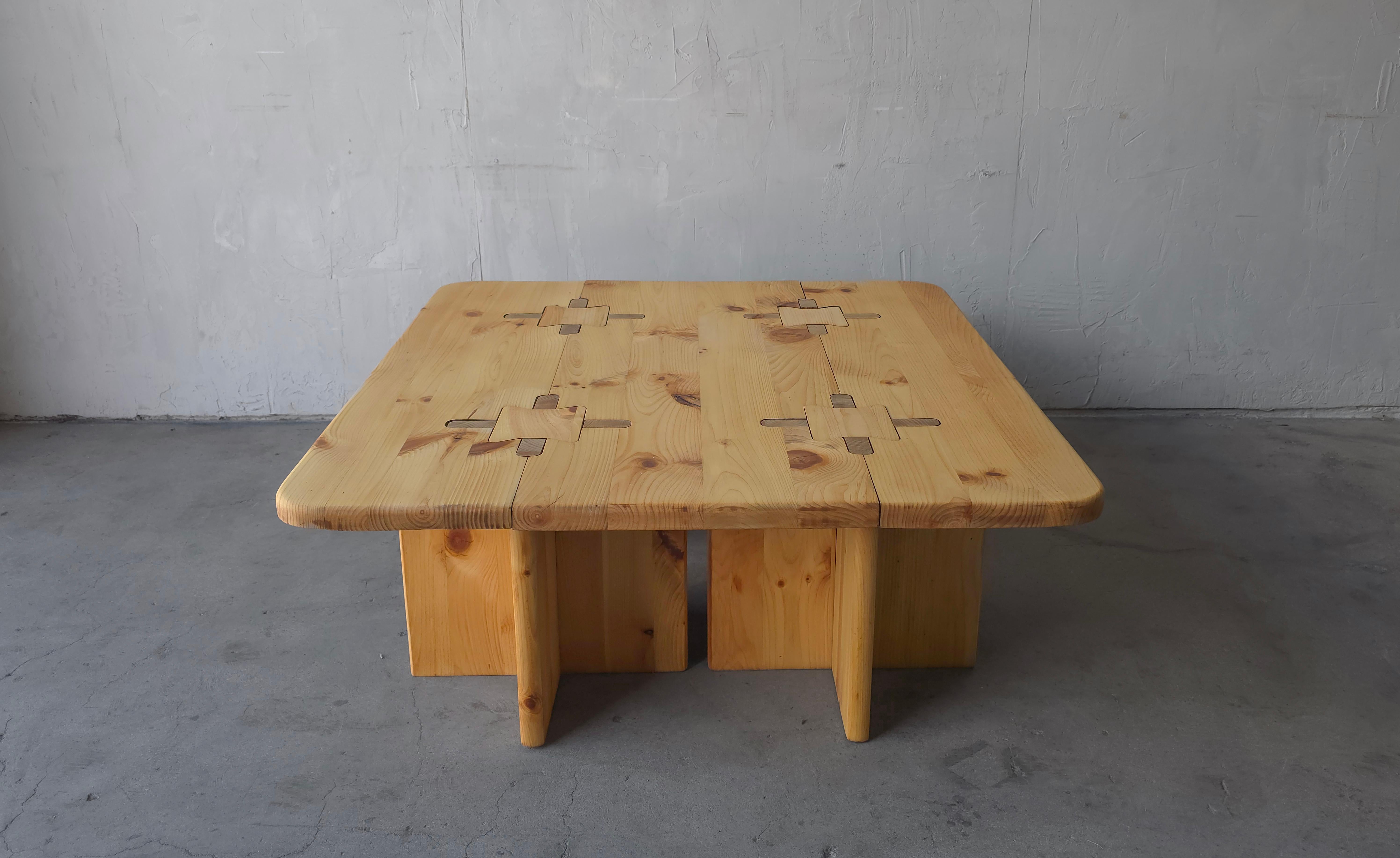 Pin Table basse suédoise vintage en pin imbriqué en vente