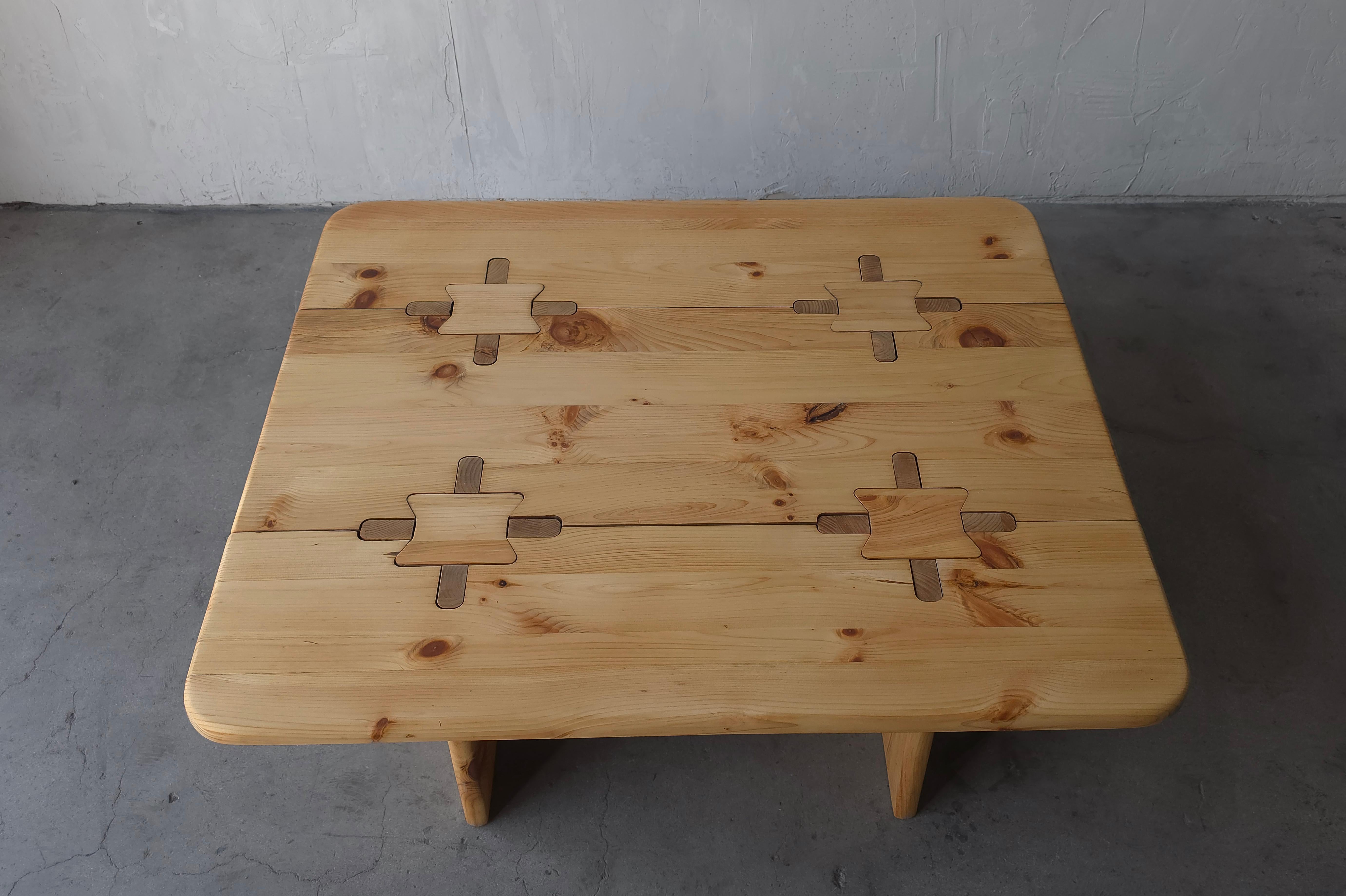 Table basse suédoise vintage en pin imbriqué en vente 1