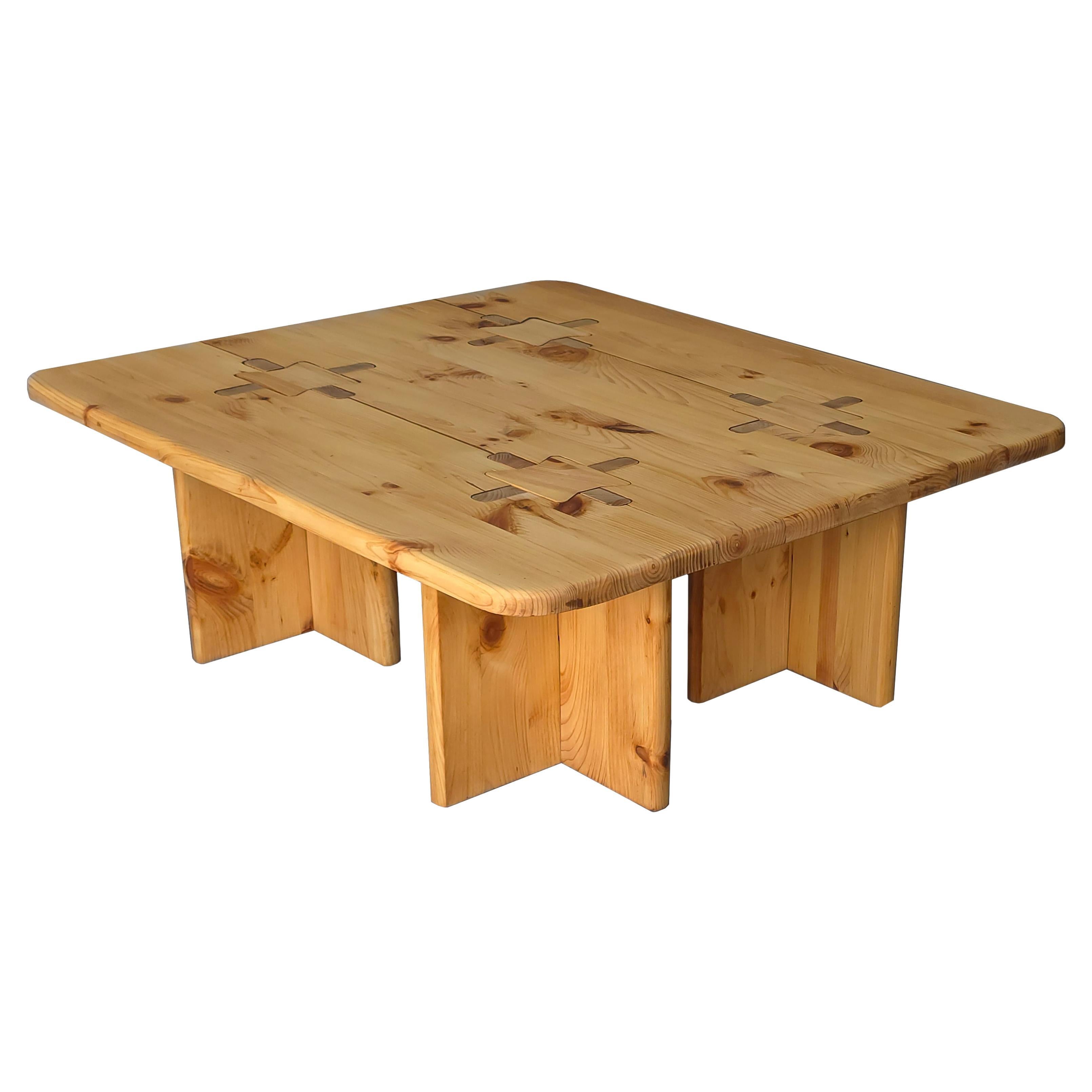 Table basse suédoise vintage en pin imbriqué en vente
