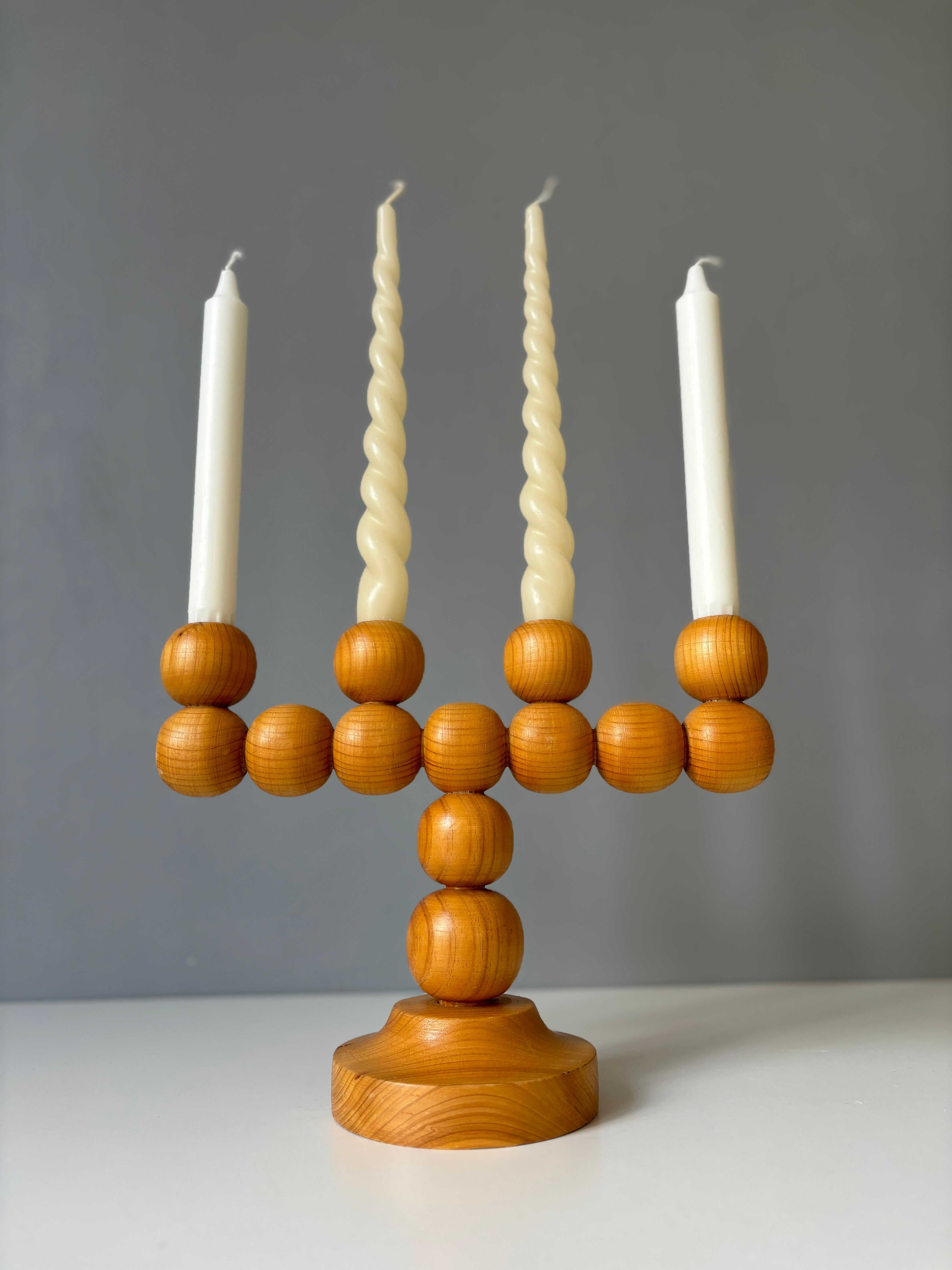 Chandelier sculptural en bois de pin fait à la main pour quatre bougies. Des pièces rondes en bois de pin laqué clair assemblées pour créer une pièce étonnante et fonctionnelle de The Scandinavian Modern Design dans le style du célèbre designer