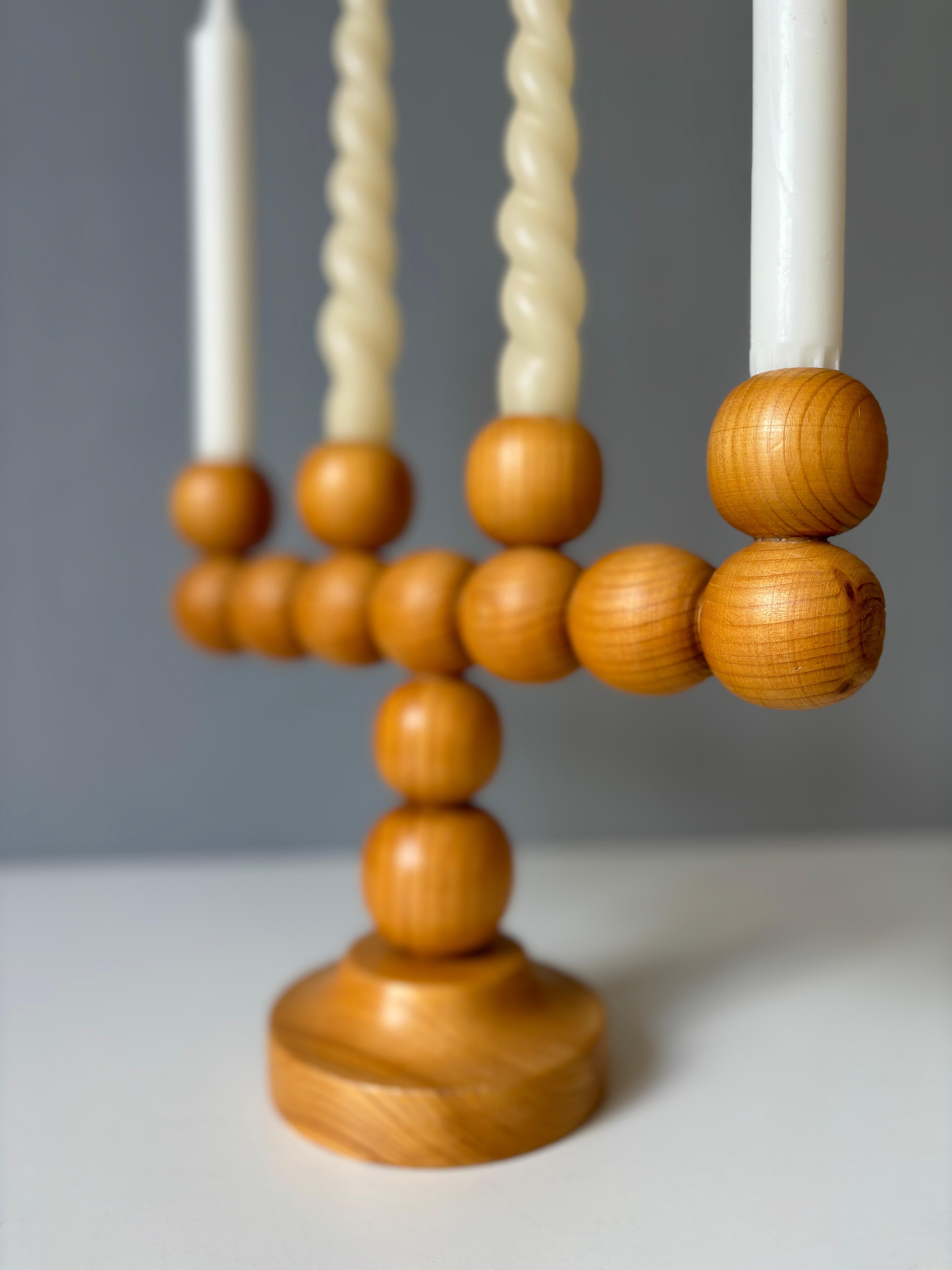 Sculpté à la main Candélabre suédois vintage Kaija Aarikka style pin en bois de pin en vente