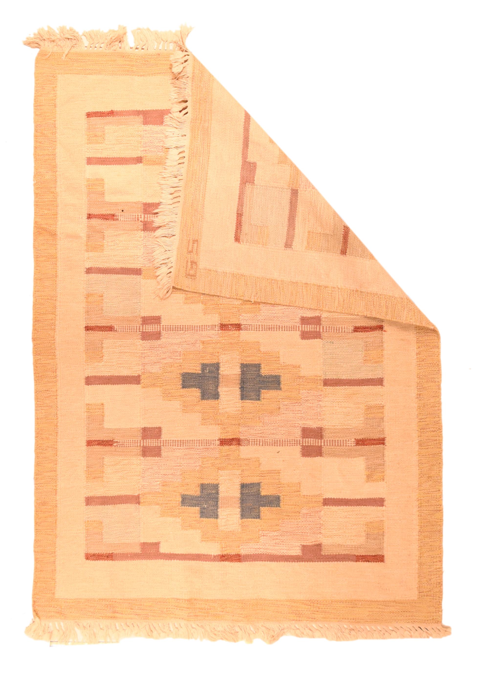 Kilim sueco vintage de 4'6'' x 6'5''. Cálido y acogedor para un invierno nórdico. Este tejido plano en tonos óxido, pizarra, buff y beige, muestra un patrón de cuatro escalones de bloques y barras de color. Bordes lisos de color beige y óxido.
