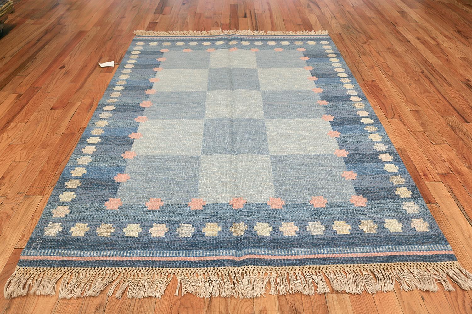Vintage Swedish Kilim by Anna-Joanna Angstrom, Scandinavia, circa mid-20th century. Size: 5 ft 6 in x 7 ft 9 in (1.68 m x 2.36 m)

Here is a lovely and impeccably designed vintage carpet - a Swedish Kilim that was woven in Scandinavia during the