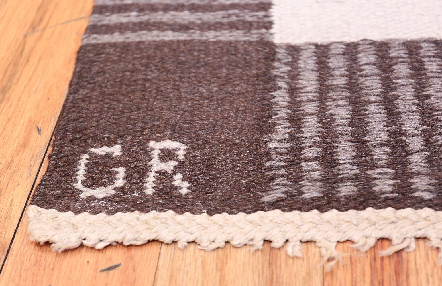 Hand-Woven Vintage Swedish Kilim by Klockaregardens Hemslojd. Size: 4 ft 9 in x 6 ft 6 in