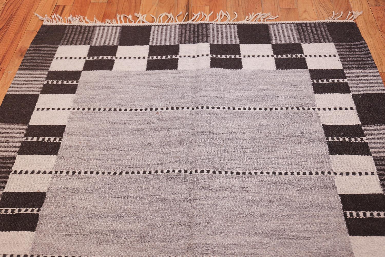 Vintage Swedish Kilim by Klockaregardens Hemslojd. Size: 4 ft 9 in x 6 ft 6 in In Excellent Condition In New York, NY