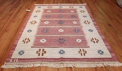 Vintage Swedish Kilim by Svensk Hemslojd. Size: 5' 5" x 8' (1.65 m x 2.44 m)