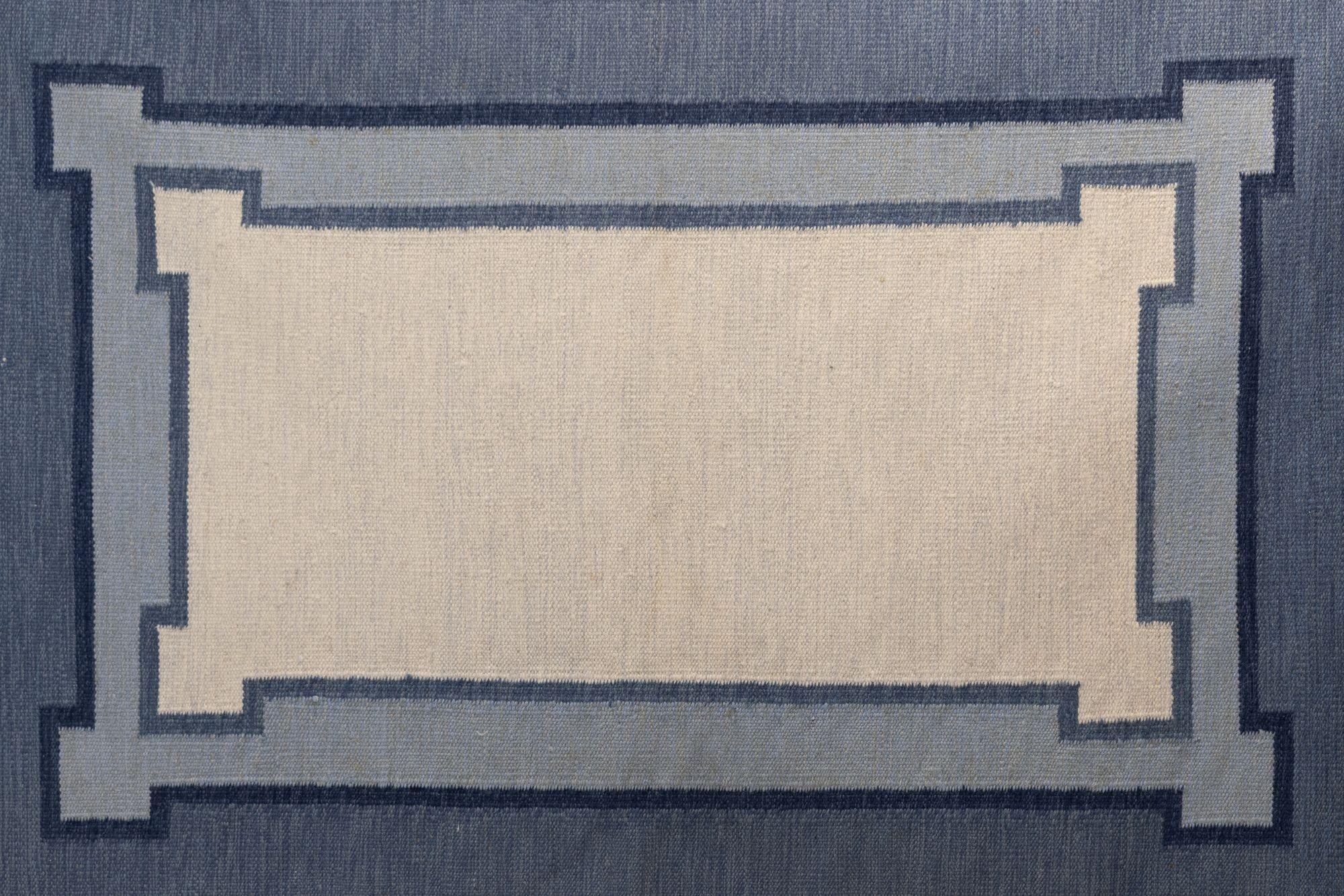 Schwedischer Vintage-Kelim in abgestuften Blautönen. Ungewöhnliches Design. Schweden um 1960. Alle unsere Teppiche werden einer professionellen Reinigung unterzogen. Aufgrund ihres Alters und ihres früheren Lebens können einige jedoch leichte