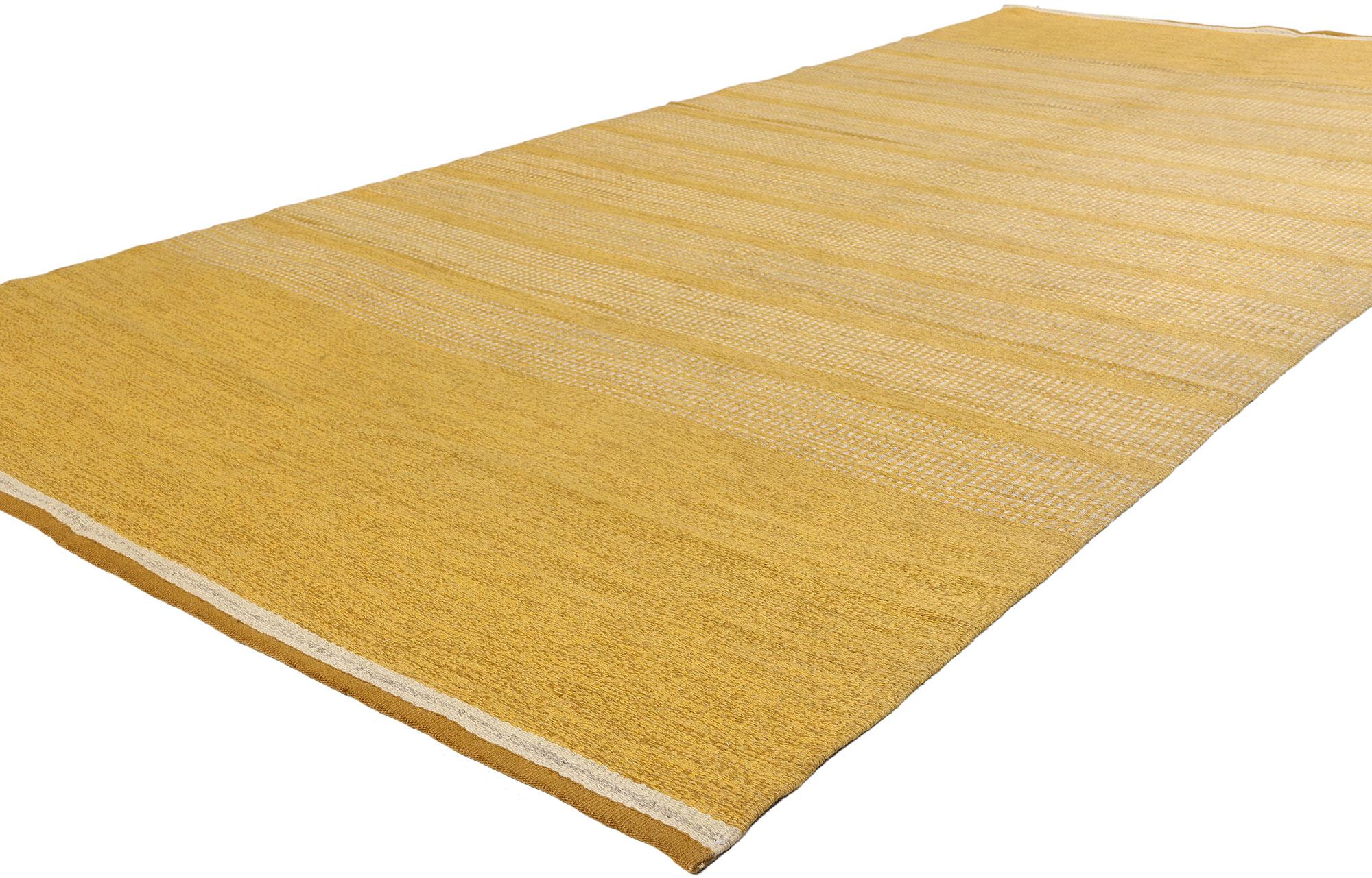 78505 Tappeto Rollakan Svedese Oro Vintage, 05'11 x 12'05. Immerso nel calore del design scandinavo, questo tappeto vintage svedese rollakan in lana intrecciata a mano emana un senso di semplicità, artigianalità e rilassata raffinatezza. I suoi toni
