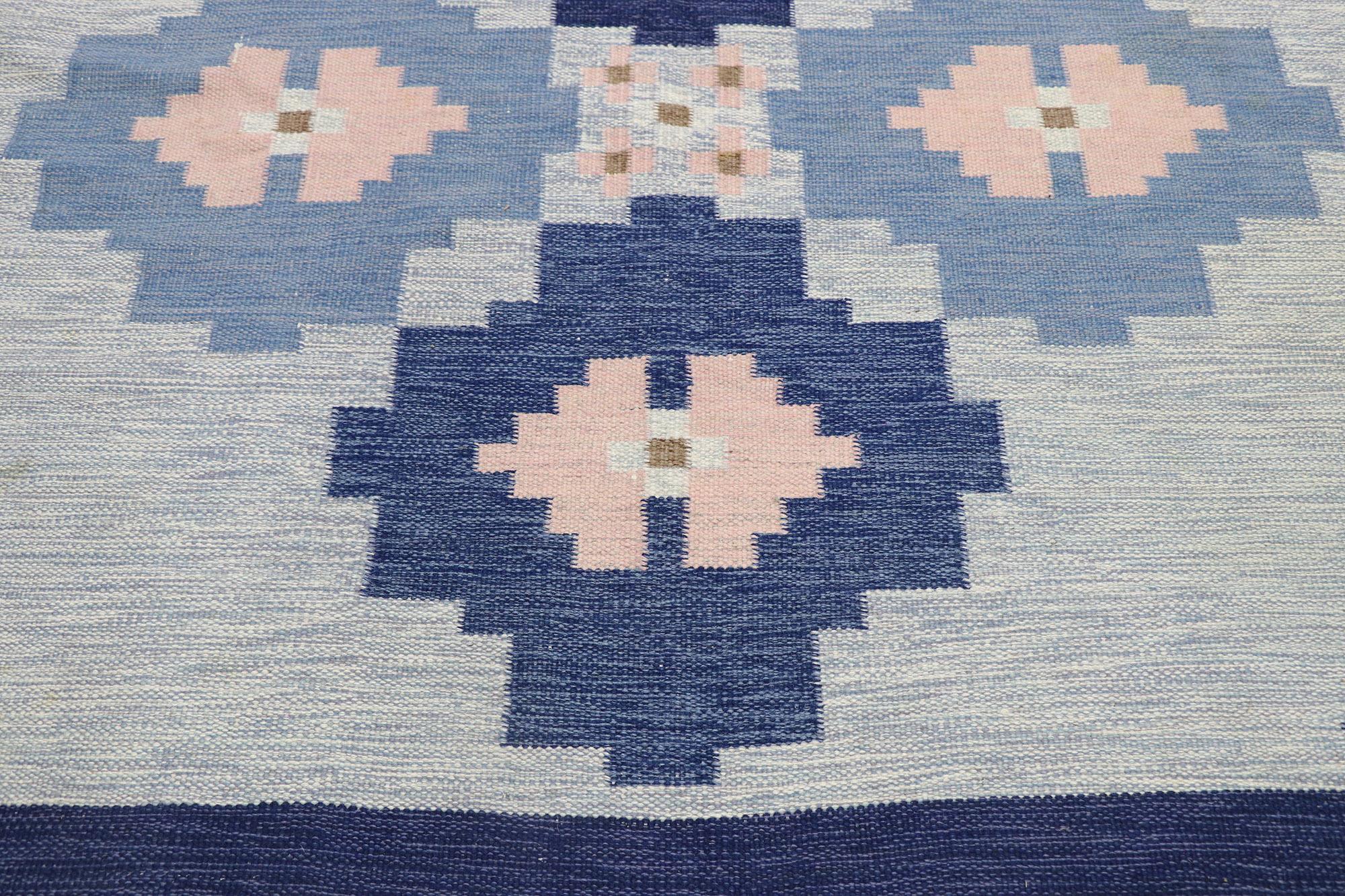 Vintage Swedish Kilim Rollakan Rug with Scandinavian Modern Style In Good Condition For Sale In Dallas, TX