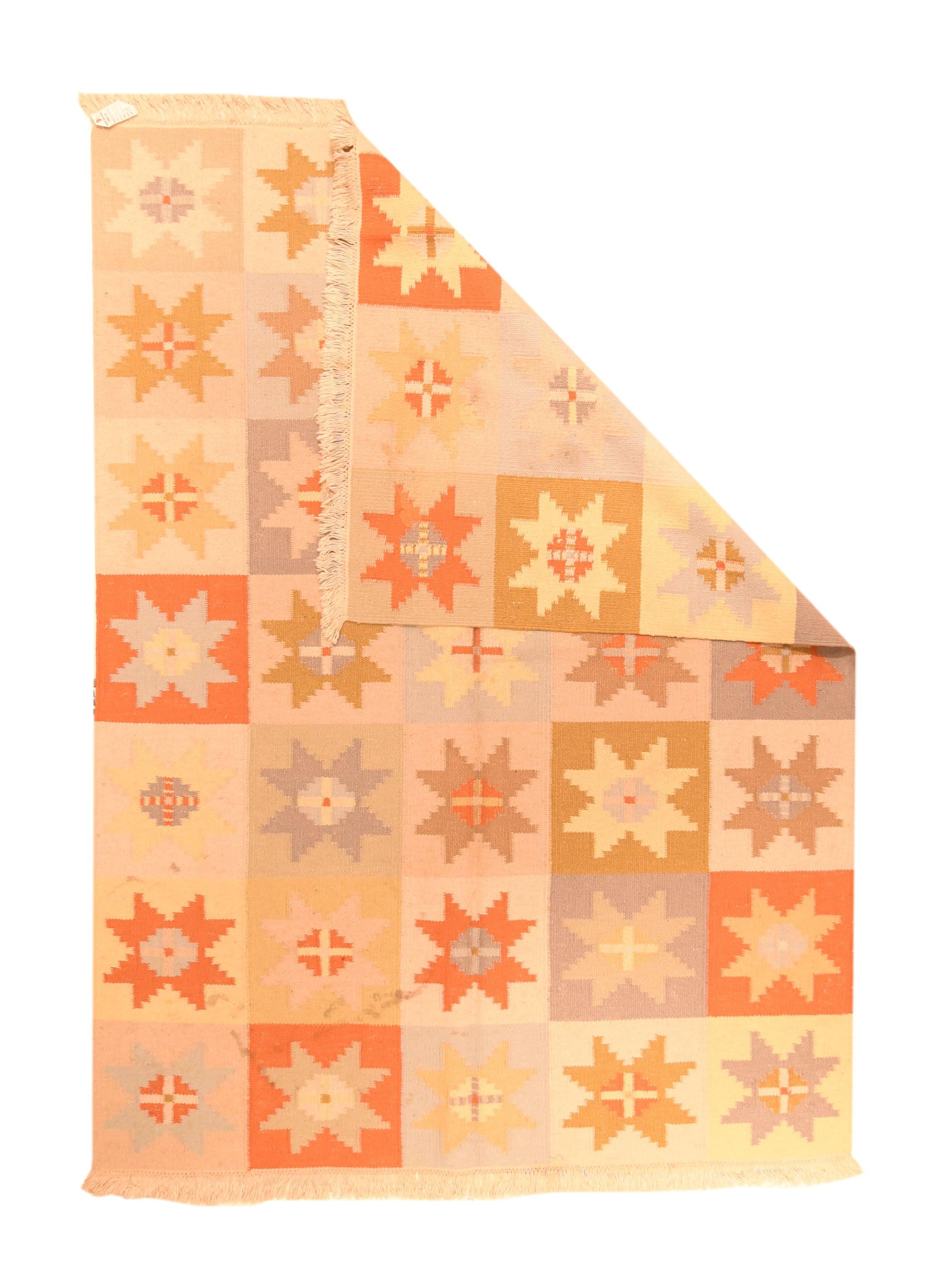 Vintage Rug & Kilim svedese 5'10'' x 7'10''. Il ricco campo di cioccolato mostra una serie di file di cinque stelle triangolari di colore rosso, paglierino e crema, con una fila di cinque stelle minori a un'estremità. Bordo rosso con meandro