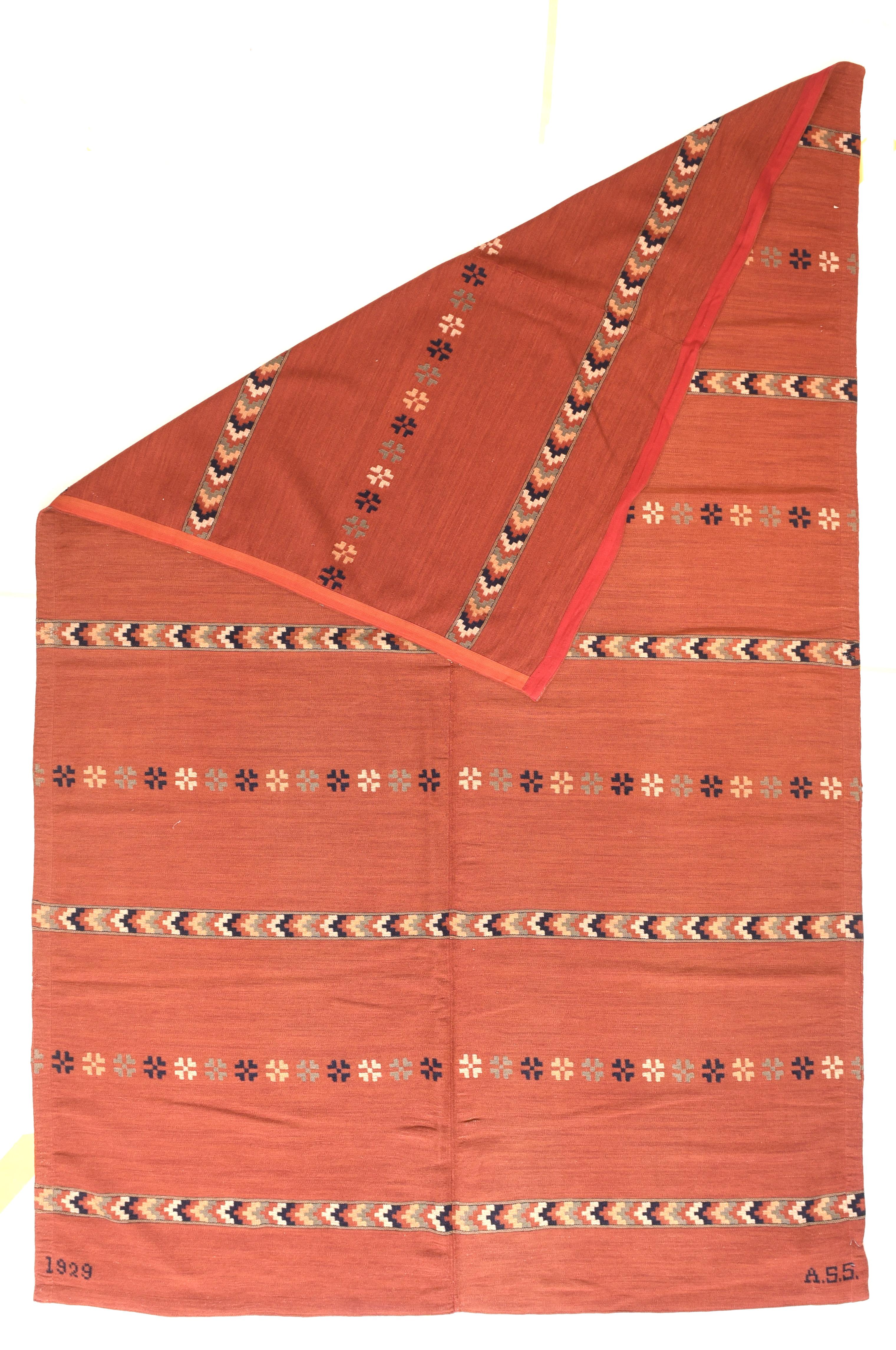 Vintage Swedish Kilim Rug 5'4'' x 6'. Eine skandinavische flachgewebte Decke mit Bändern aus extra gewebten Mustern auf einem lachsfarbenen Grund. Der bordürenlose, zweigeteilte Grund aus Wolle ist mit neun extra gewebten Bändern gemustert, die sich