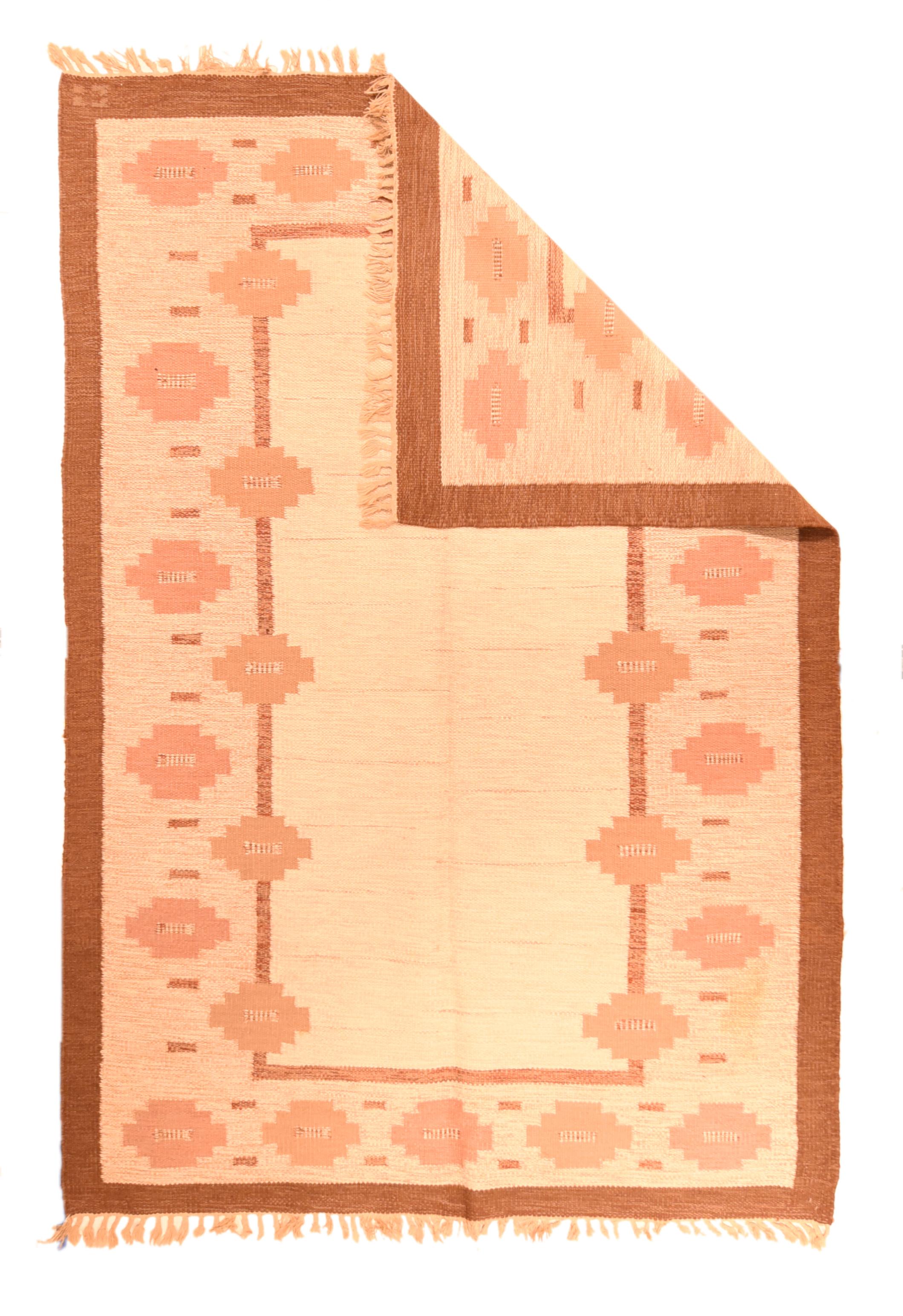 Vintage Swedish Kilim Rug 5'8'' x 8'5''. Un champ de paille vide est encadré par une bordure beige décorée d'octogones étagés et d'autres octogones rivetant le champ et la bordure. Cadre extérieur uni en rouille. Comme neuf.
