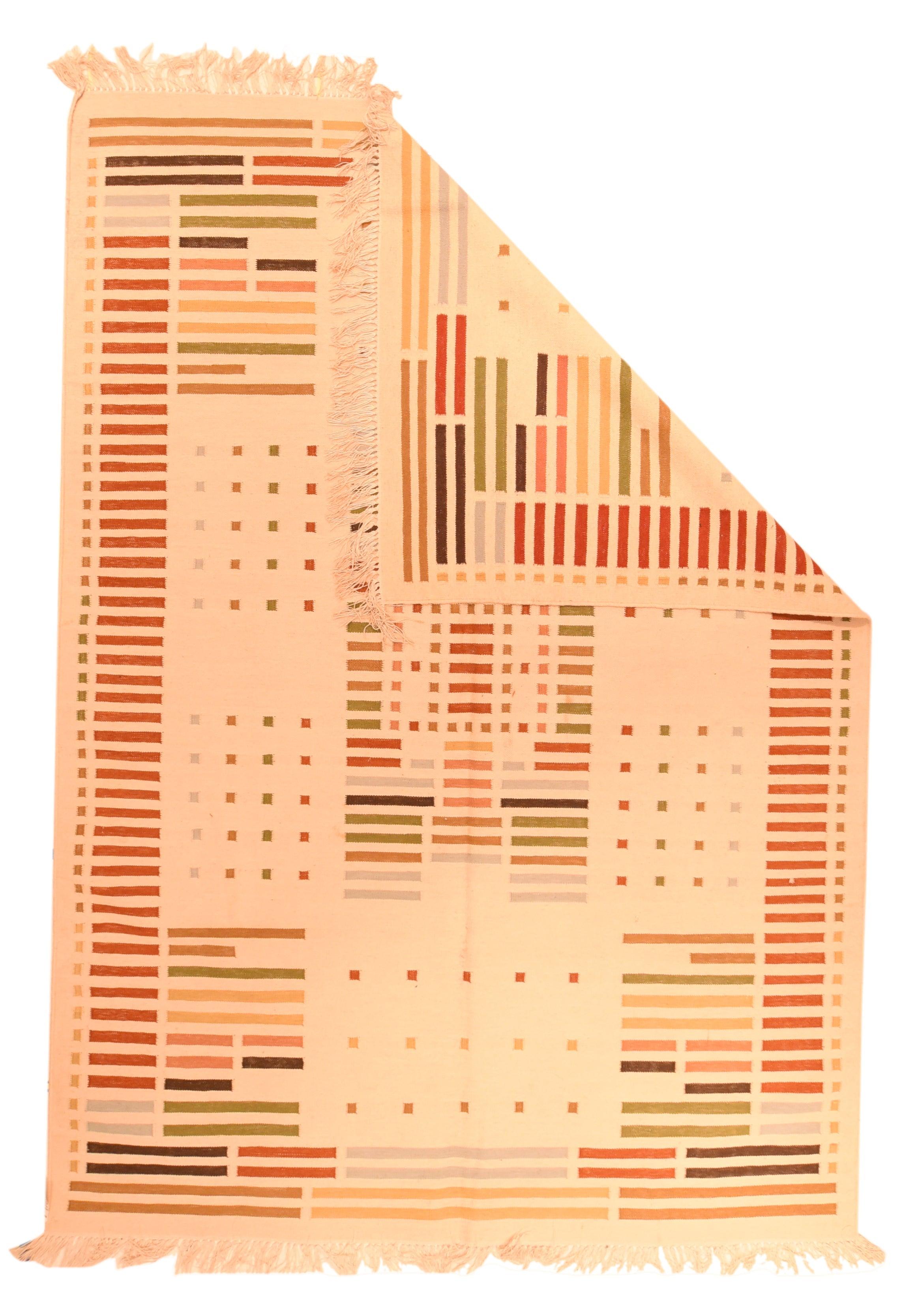 Vintage Rug & Kilim svedese 5'9'' x 7'11''. Il fondo caldo e sabbioso presenta un motivo di lunghi trattini di colore su tutti e quattro i lati, con un rettangolo centrale a tre colonne tonalmente conforme. I Dot Dot Dot sono distribuiti