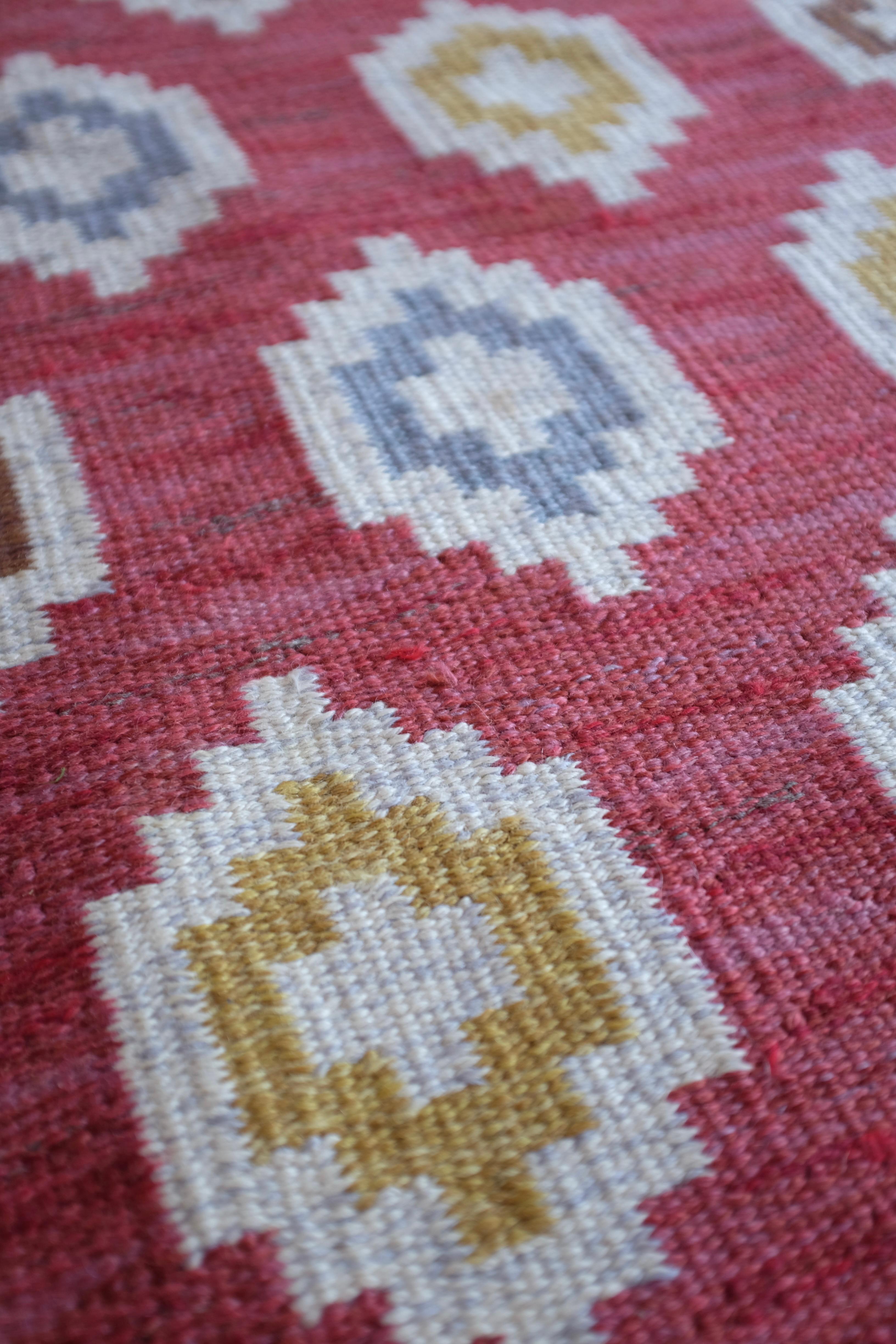 Laine Tapis suédois vintage Rug & Kilim de la designer Anna-Greta Sjöqvist en vente