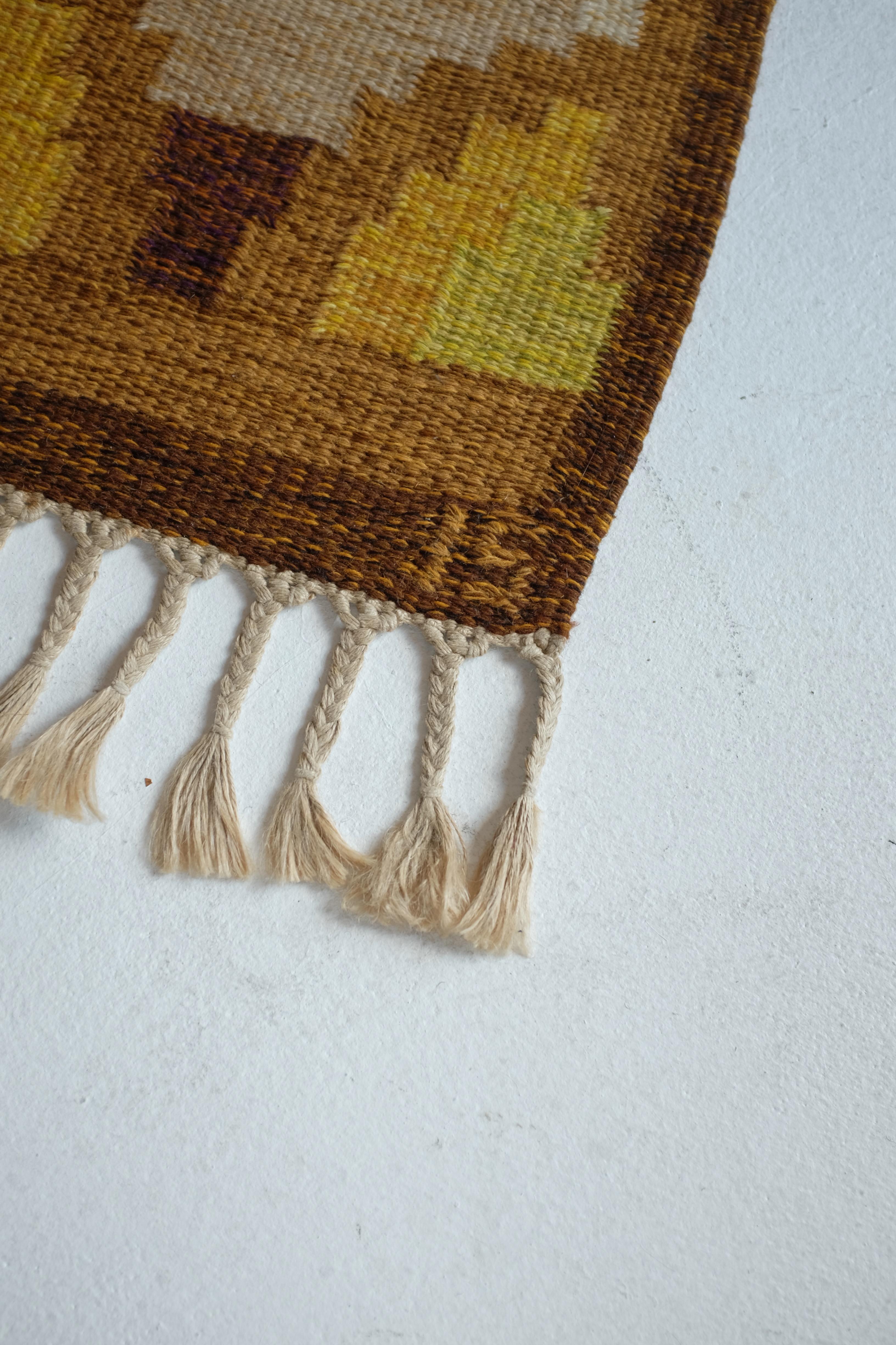 Stunning Vintage Swedish Kilim by Ingegerd Silow. Yellow, brown, light pink and purple shades form a geometric design with neo-classic inspiration. In a very good condition with all fringes intact.

Country: Sweden

Designer: Ingegerd Silow