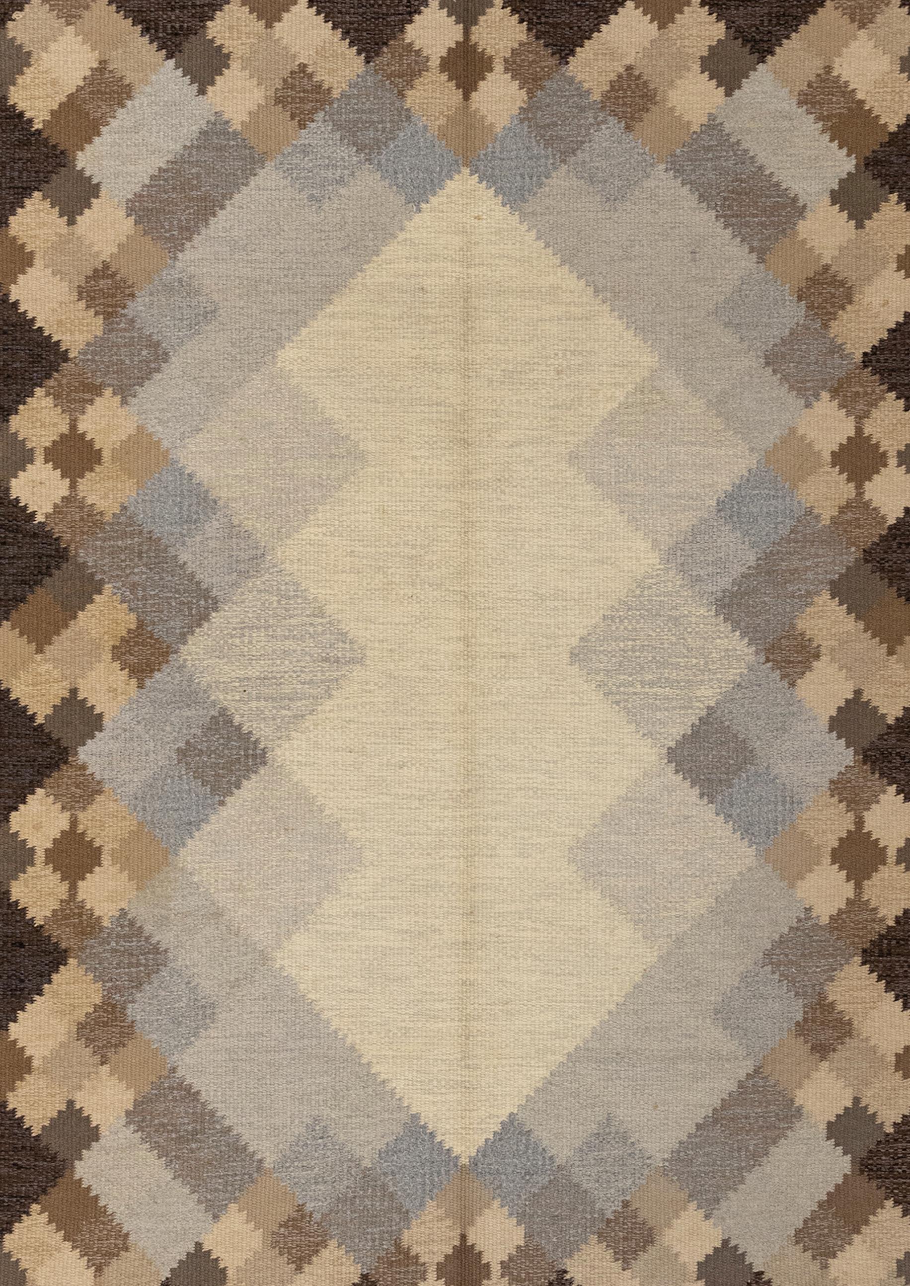 This Swedish kilim rug, signed by designer Britta Swefors is from mid-20th century. It's an eye catching design and moves the viewer's eye from the outer edges and draws to the centre. It features a border pattern of rectangle and diamond shapes in