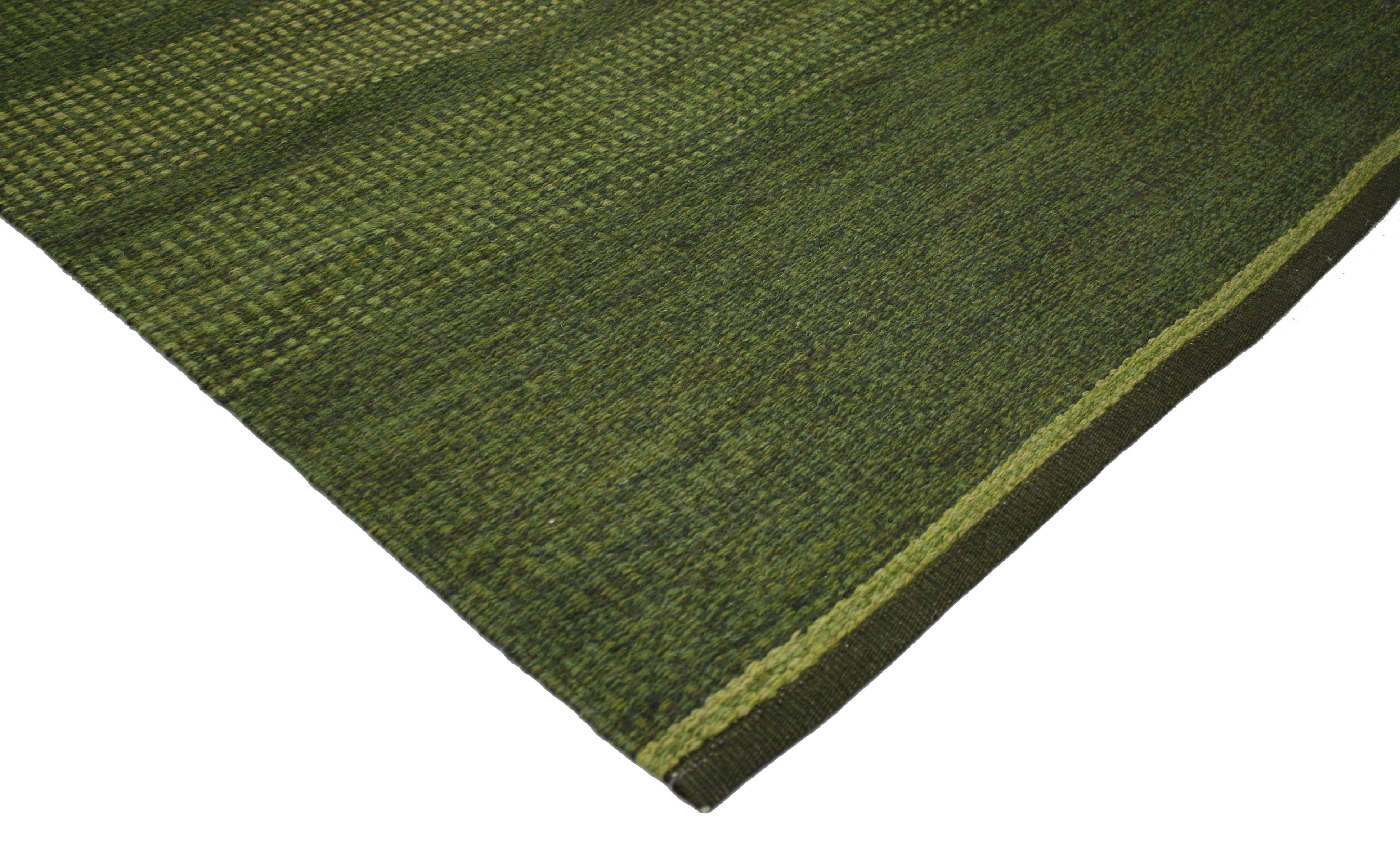 76643 Schwedischer Vintage-Kilim-Teppich - Gröna Ränder Rollakan 05'04 x 08'00. Dieser handgewebte schwedische Kilim-Teppich im Vintage-Stil verkörpert die Schlichtheit des skandinavisch-modernen Stils und ist eine fesselnde Vision gewebter