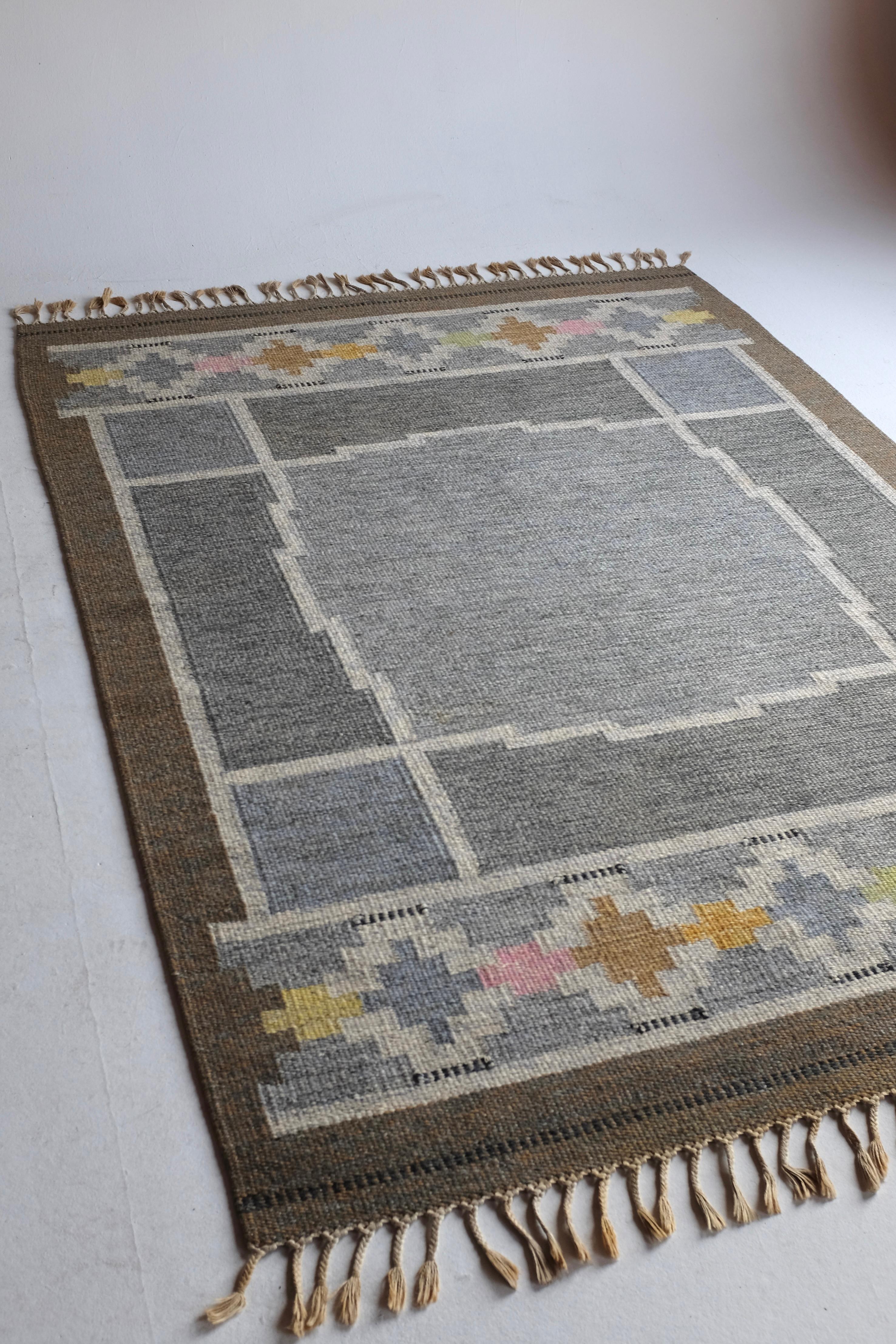 Beautiful vintage Swedish Kilim rug in a design called 