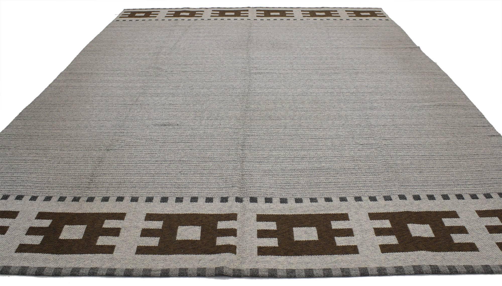 77037, alfombra sueca Kilim vintage de estilo moderno escandinavo - Alfombra Rollakan de tejido plano. Esta alfombra Kilim sueca vintage de lana tejida a mano, de estilo moderno escandinavo, presenta un campo estriado de color gris abujardado. Está