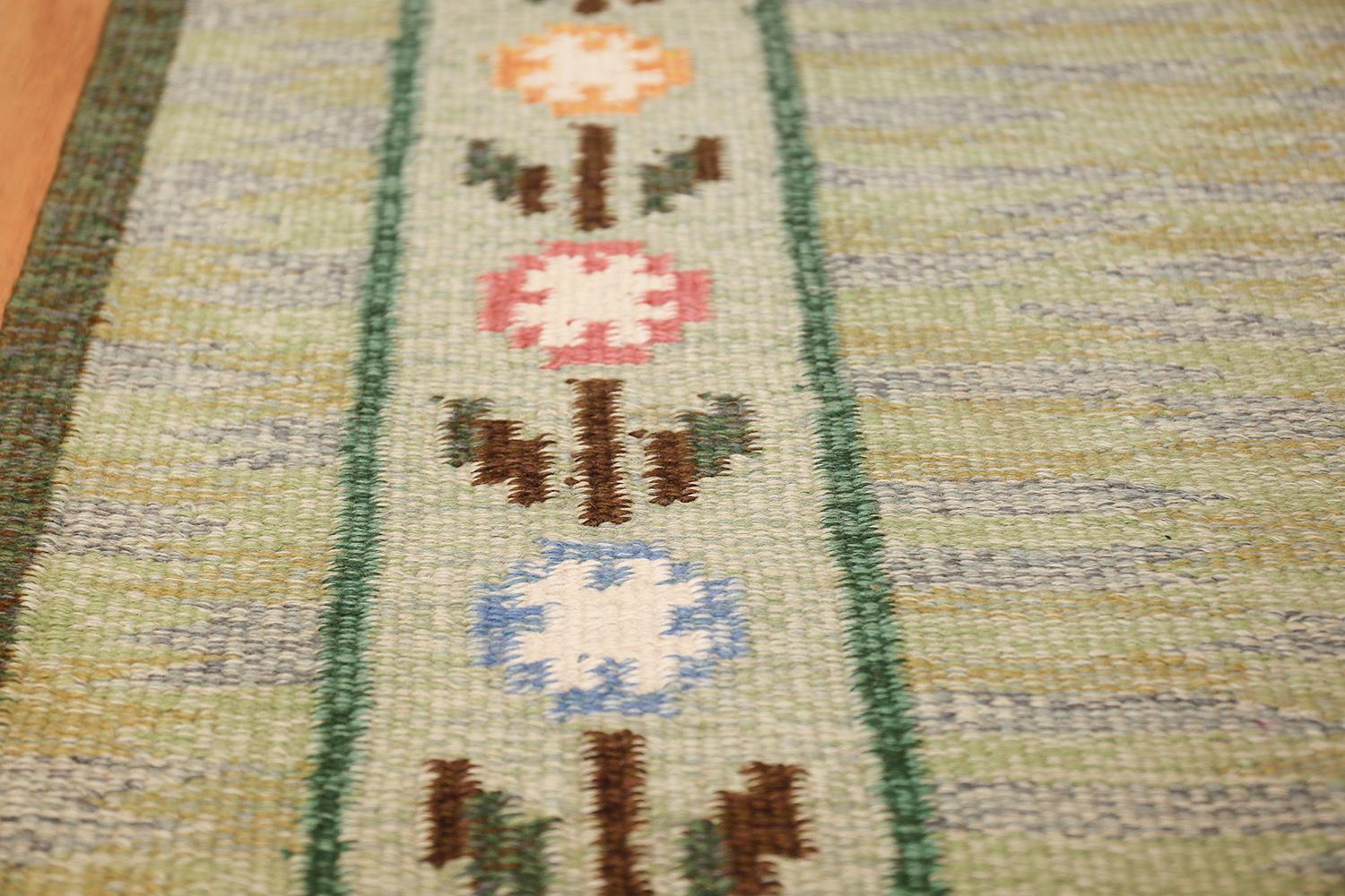 Hand-Woven Vintage Swedish Kilim. Size: 5 ft 5 in x 8 ft (1.65 m x 2.44 m)