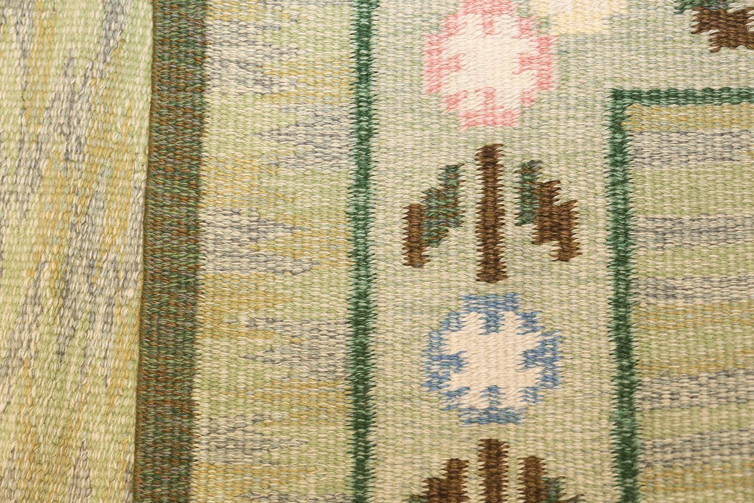 20th Century Vintage Swedish Kilim. Size: 5 ft 5 in x 8 ft (1.65 m x 2.44 m)