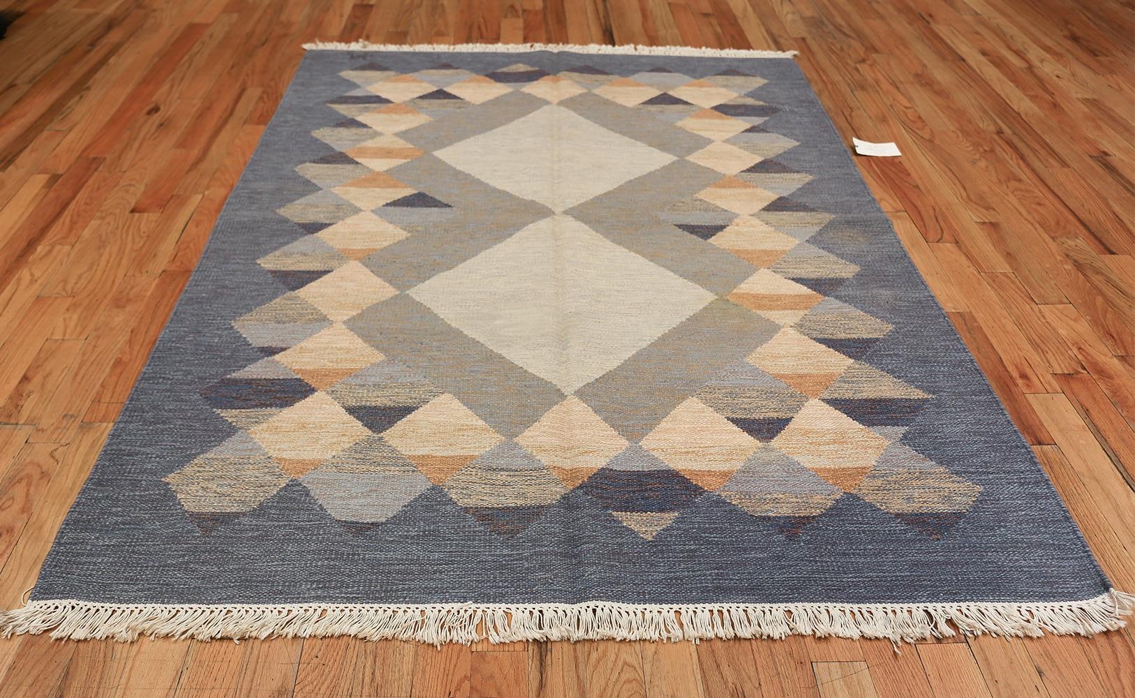Vintage Swedish Kilim. Size: 5 ft 7 in x 7 ft 7 in (1.7 m x 2.31 m) For Sale 1
