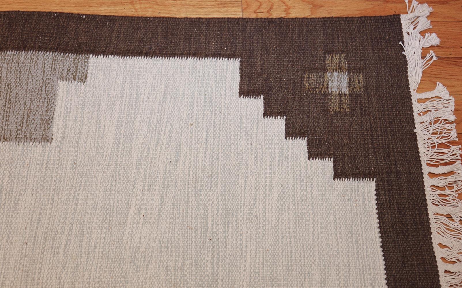 Hand-Woven Vintage Swedish Kilim. Size: 6 ft 7 in x 10 ft (2.01 m x 3.05 m)