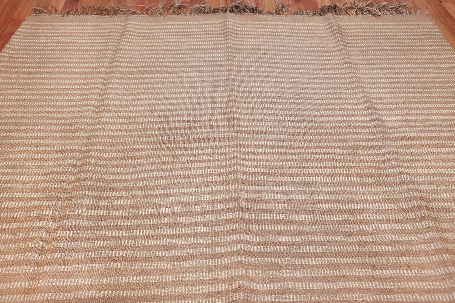 Hand-Woven Vintage Swedish Kilim. Size: 7 ft 7 in x 10 ft 4 in  For Sale